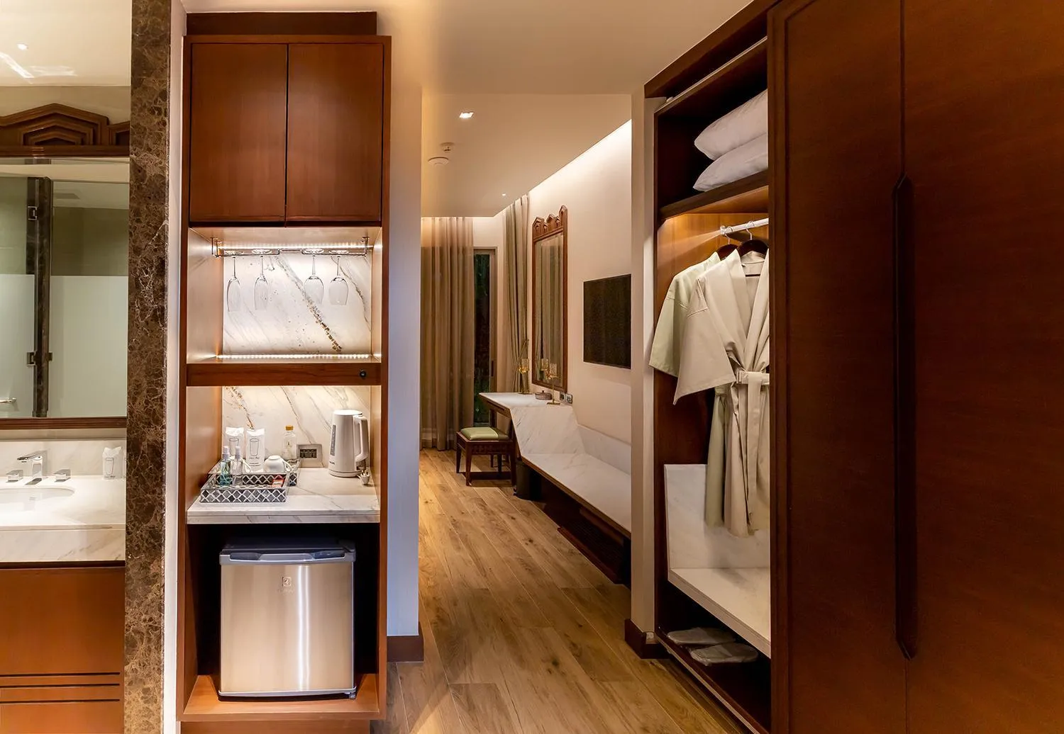 wardrobe, Bed in W1Bangkoknoi Hotel