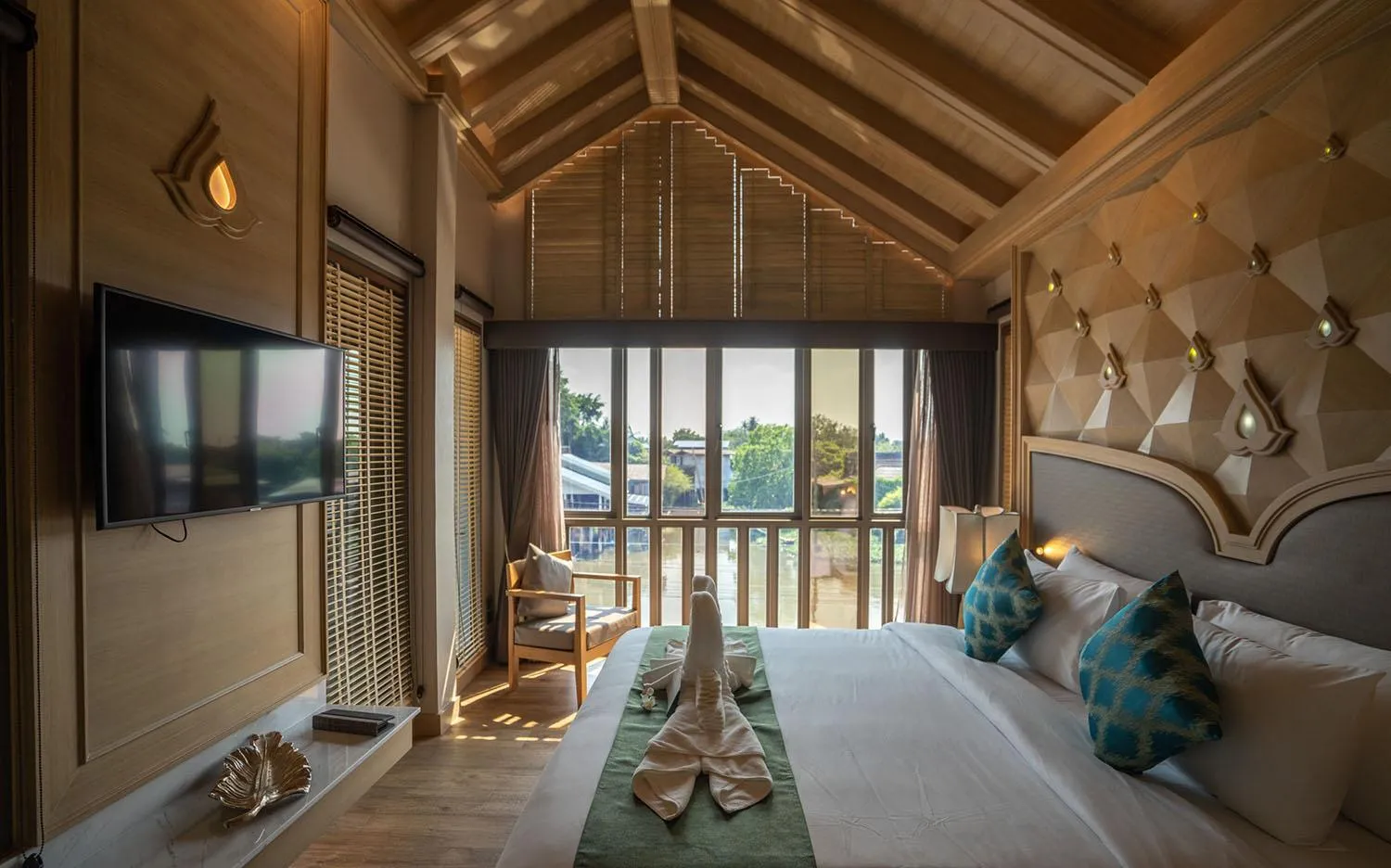 Living room, Bed in W1Bangkoknoi Hotel