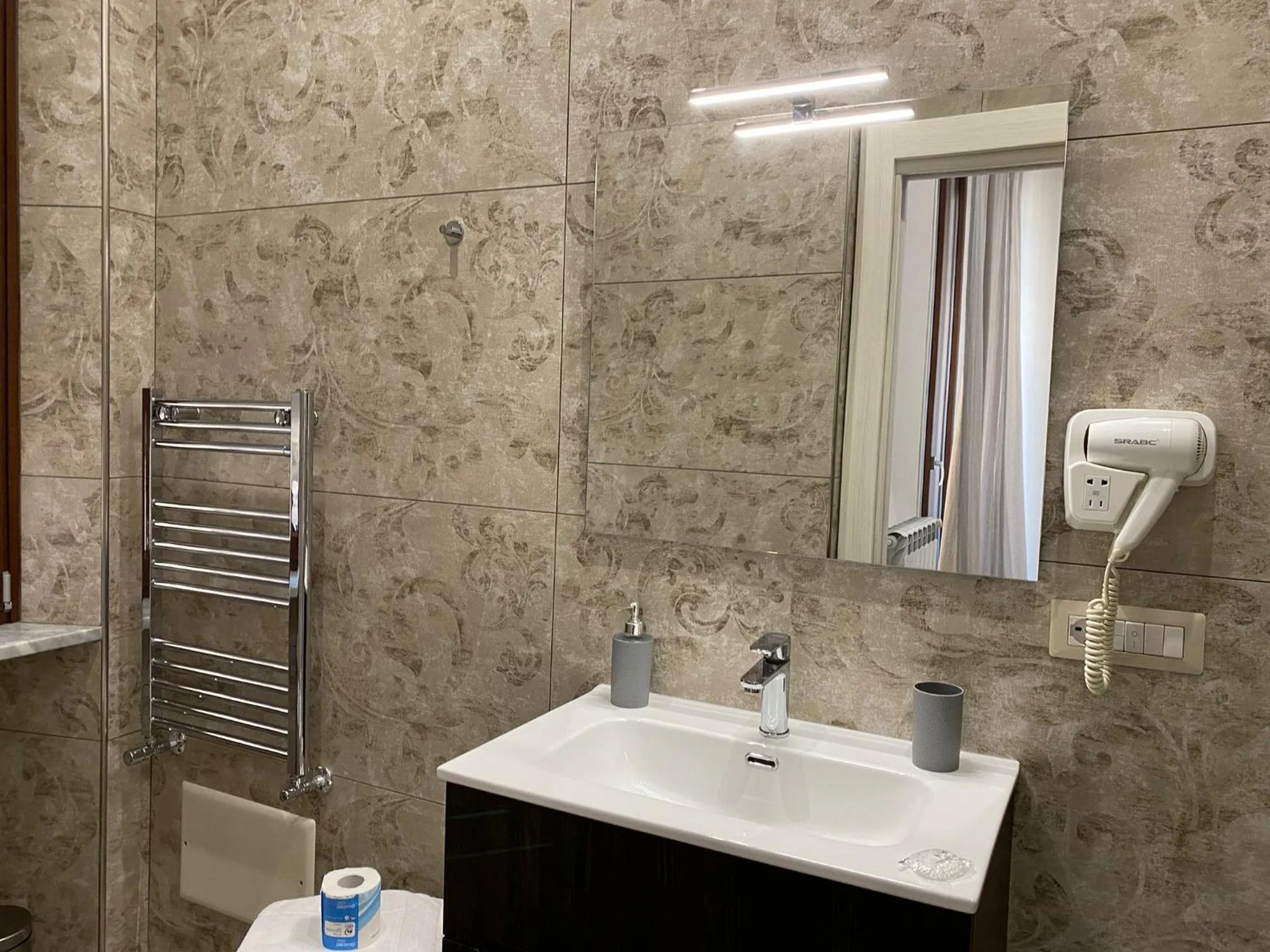 Shower in Toledo Point