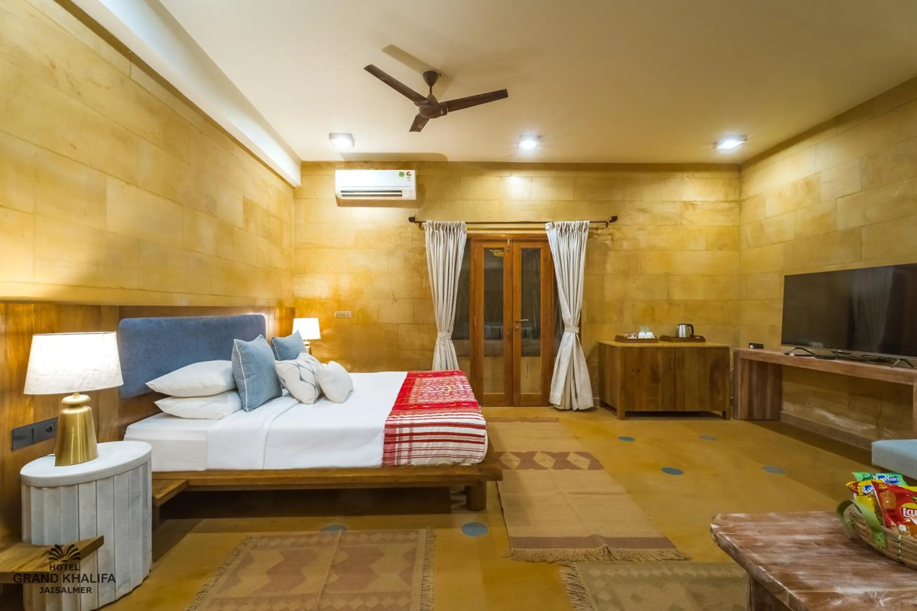 Property building, Bed in Hotel Grand Khalifa