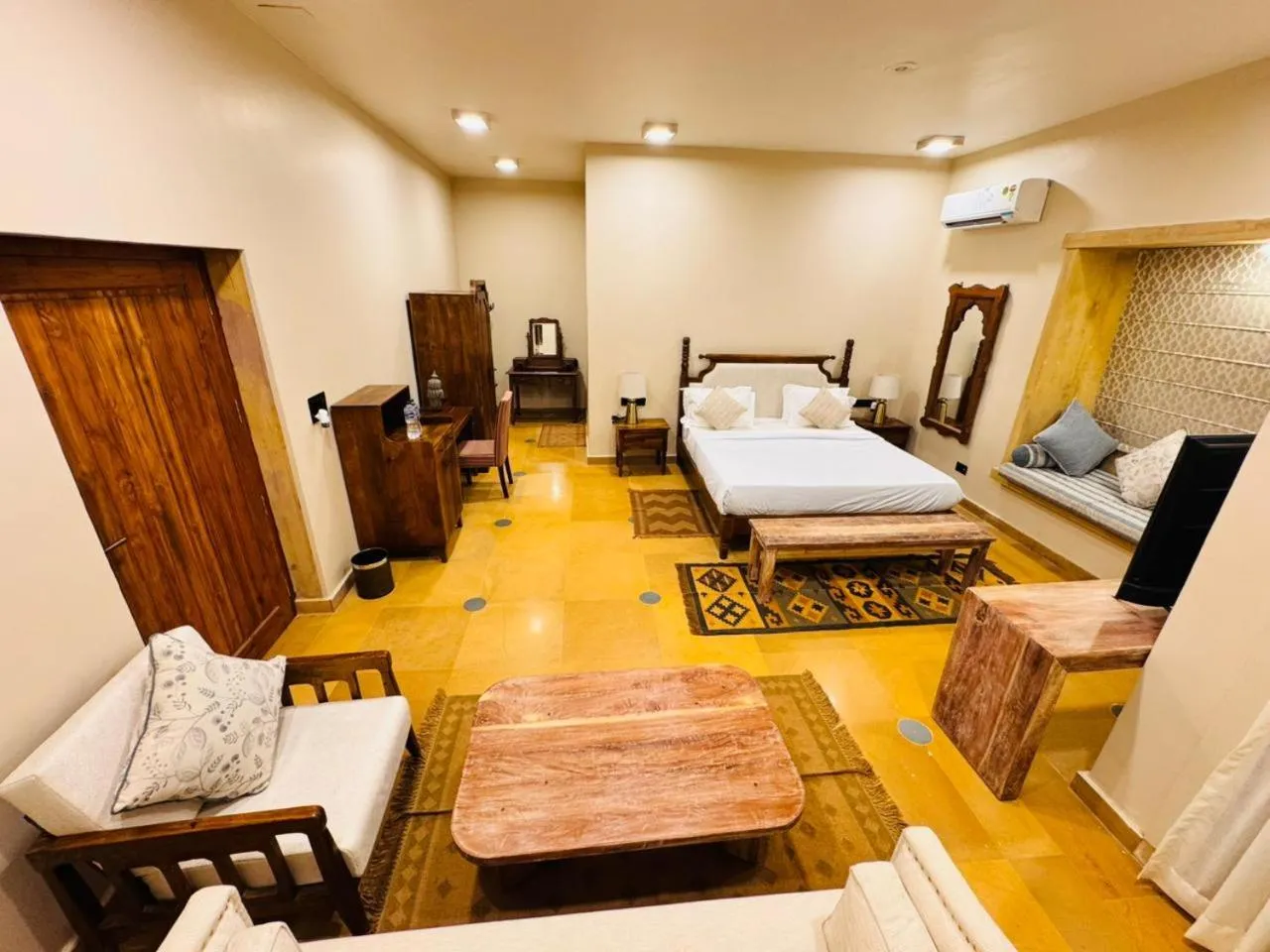 Bedroom, Bed in Hotel Grand Khalifa