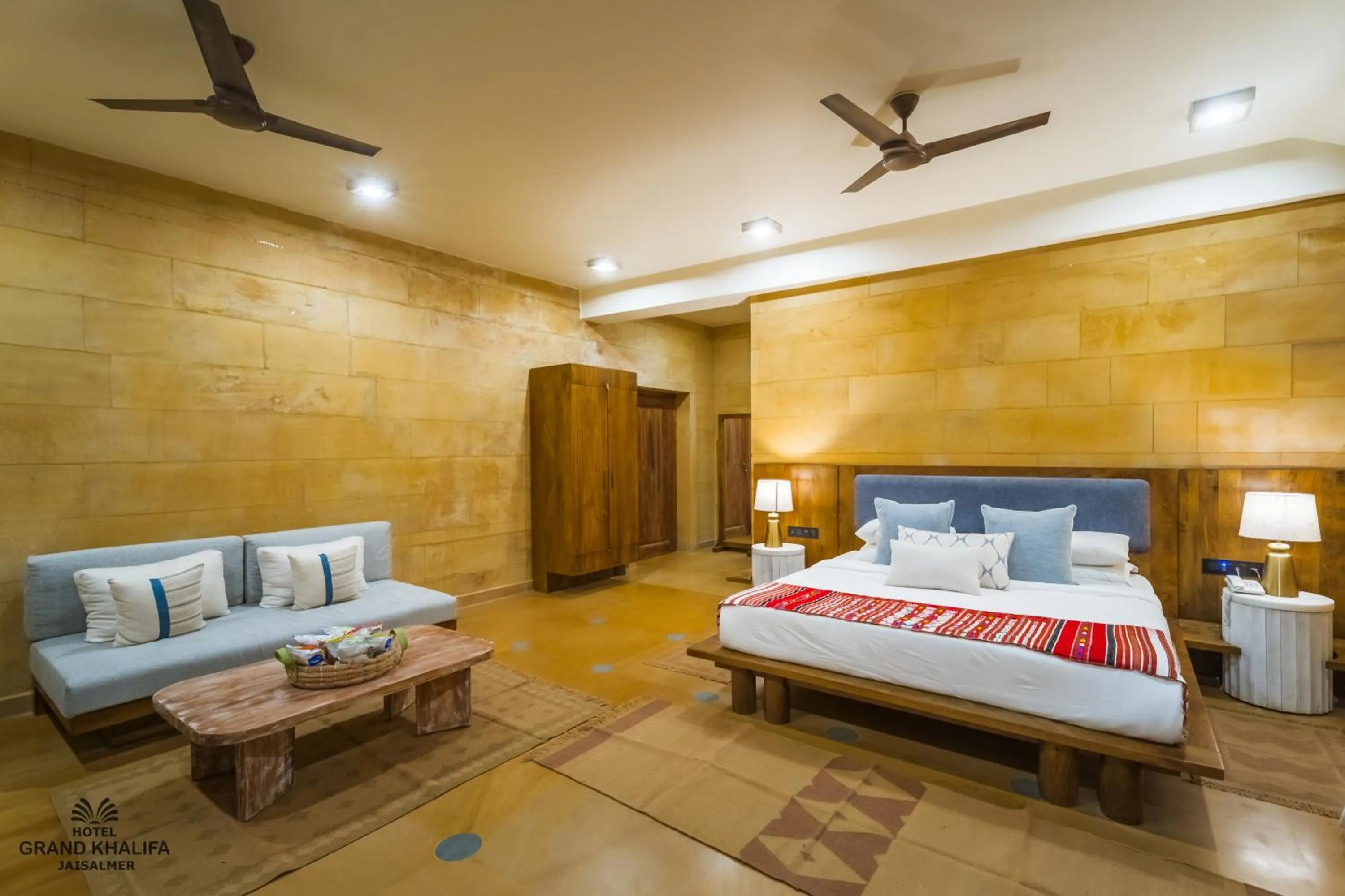 Property building, Bed in Hotel Grand Khalifa