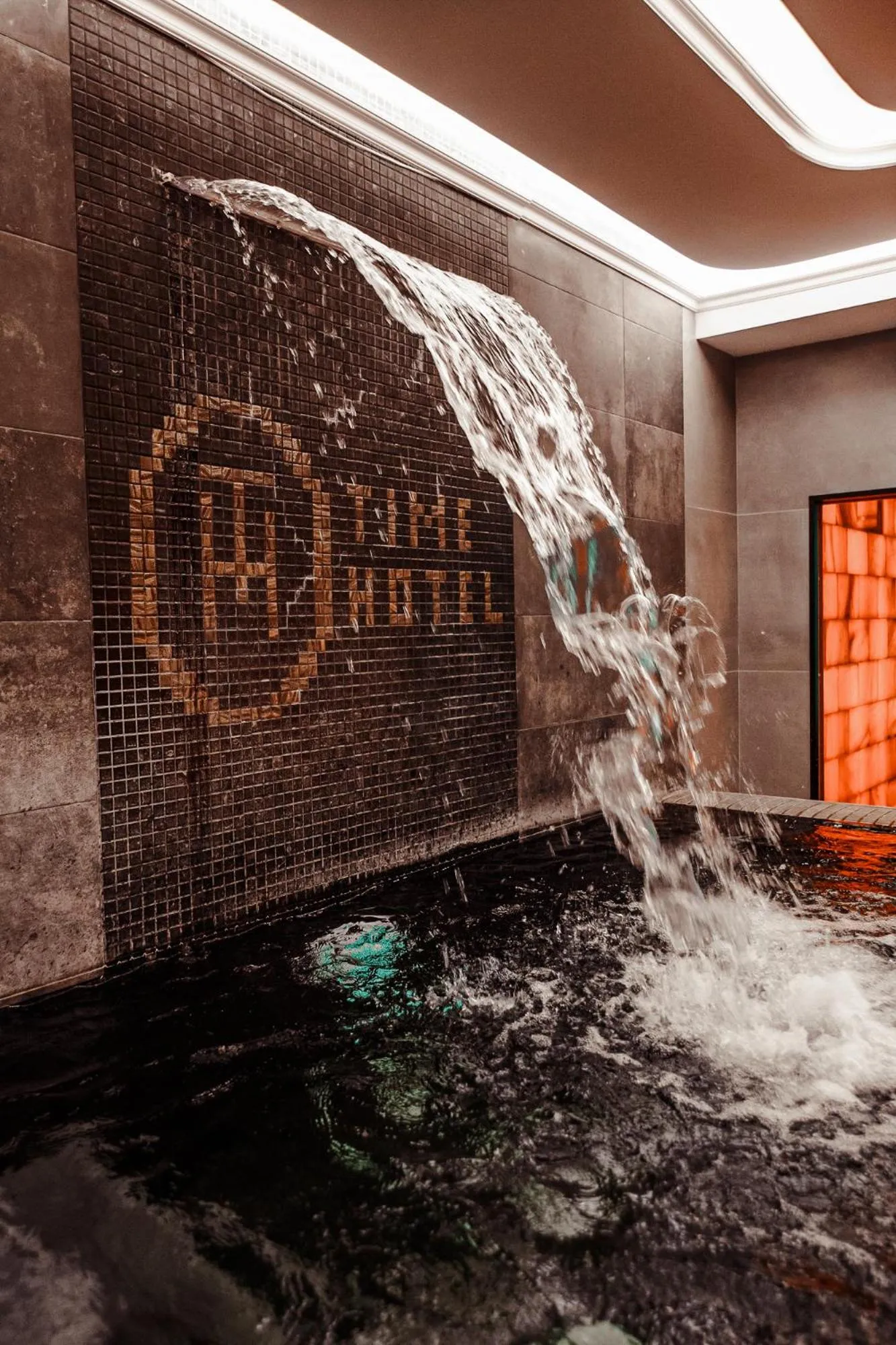 Hot Tub in Time Hotel&SPA