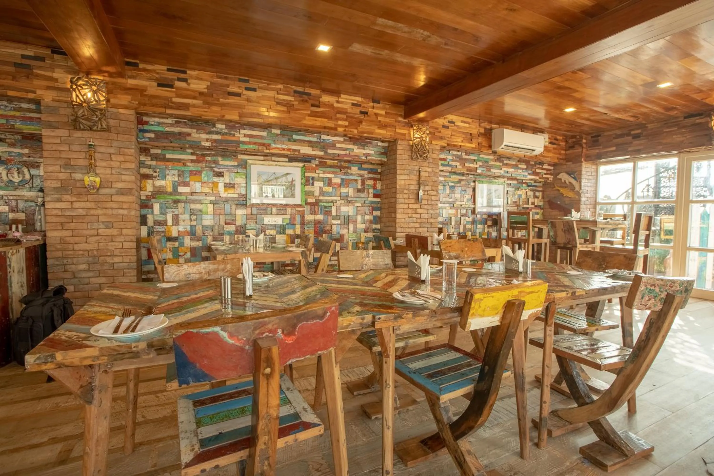 Restaurant/places to eat in State Beach Resort And Spa