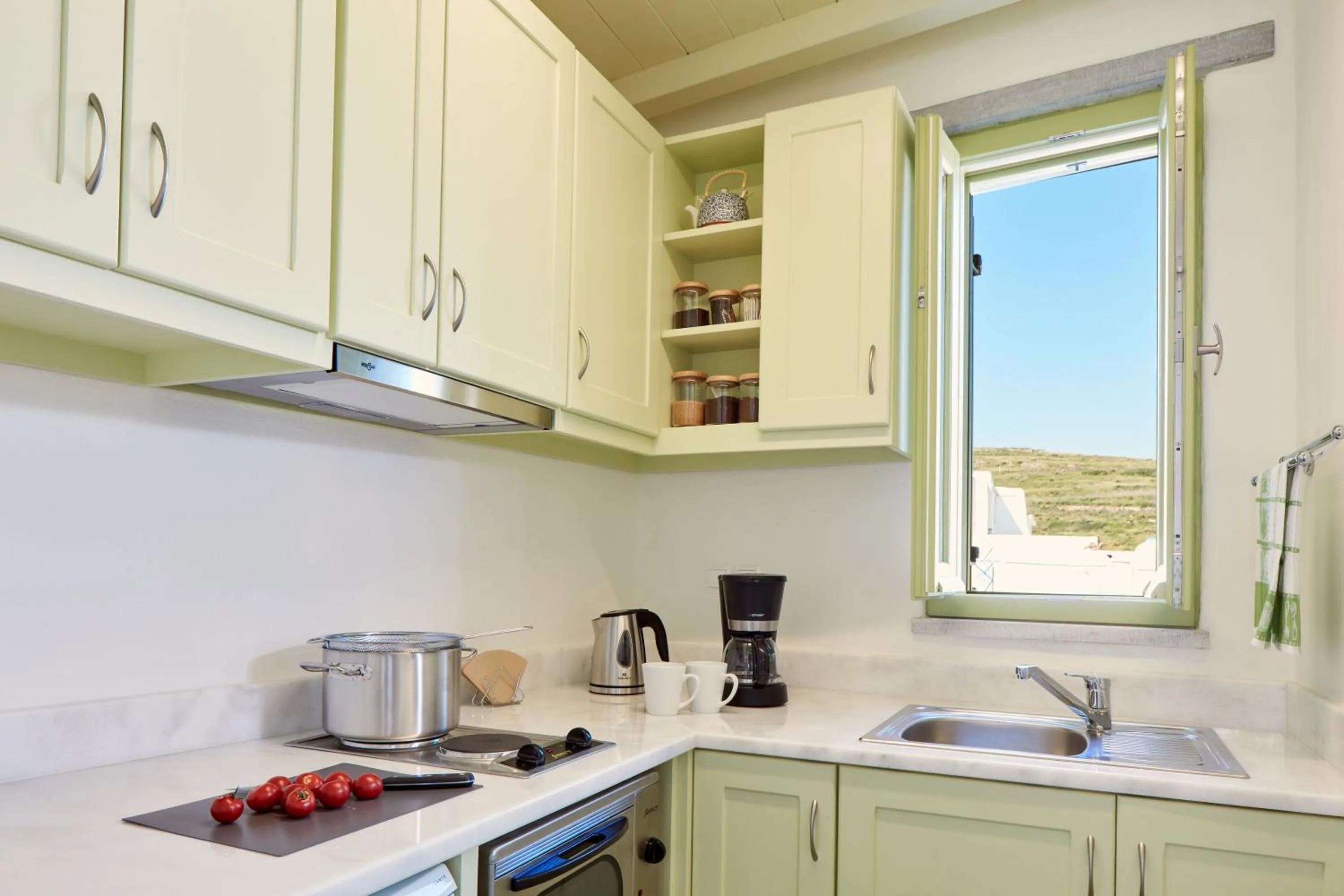 Coffee/tea facilities in Crossroads Inn Traditional Lodging