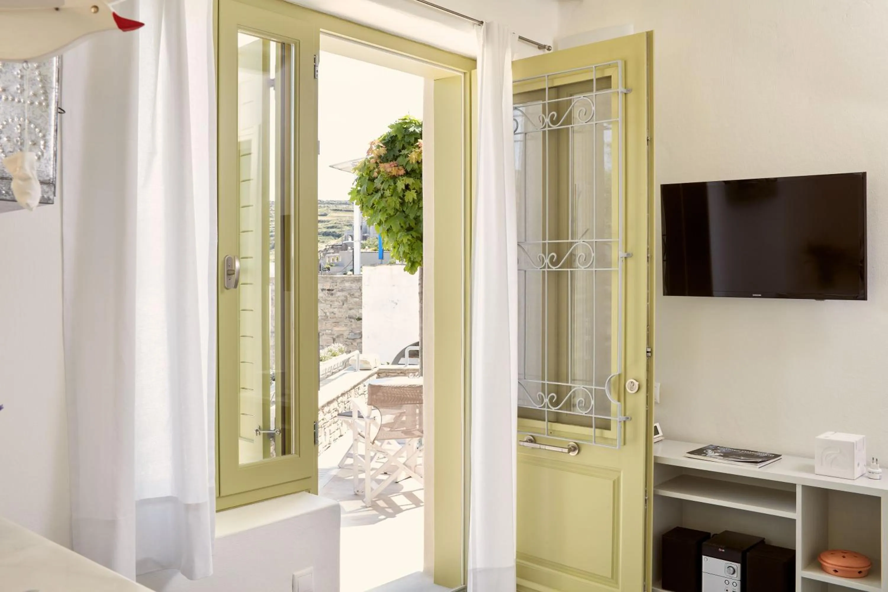 TV and multimedia in Crossroads Inn Traditional Lodging