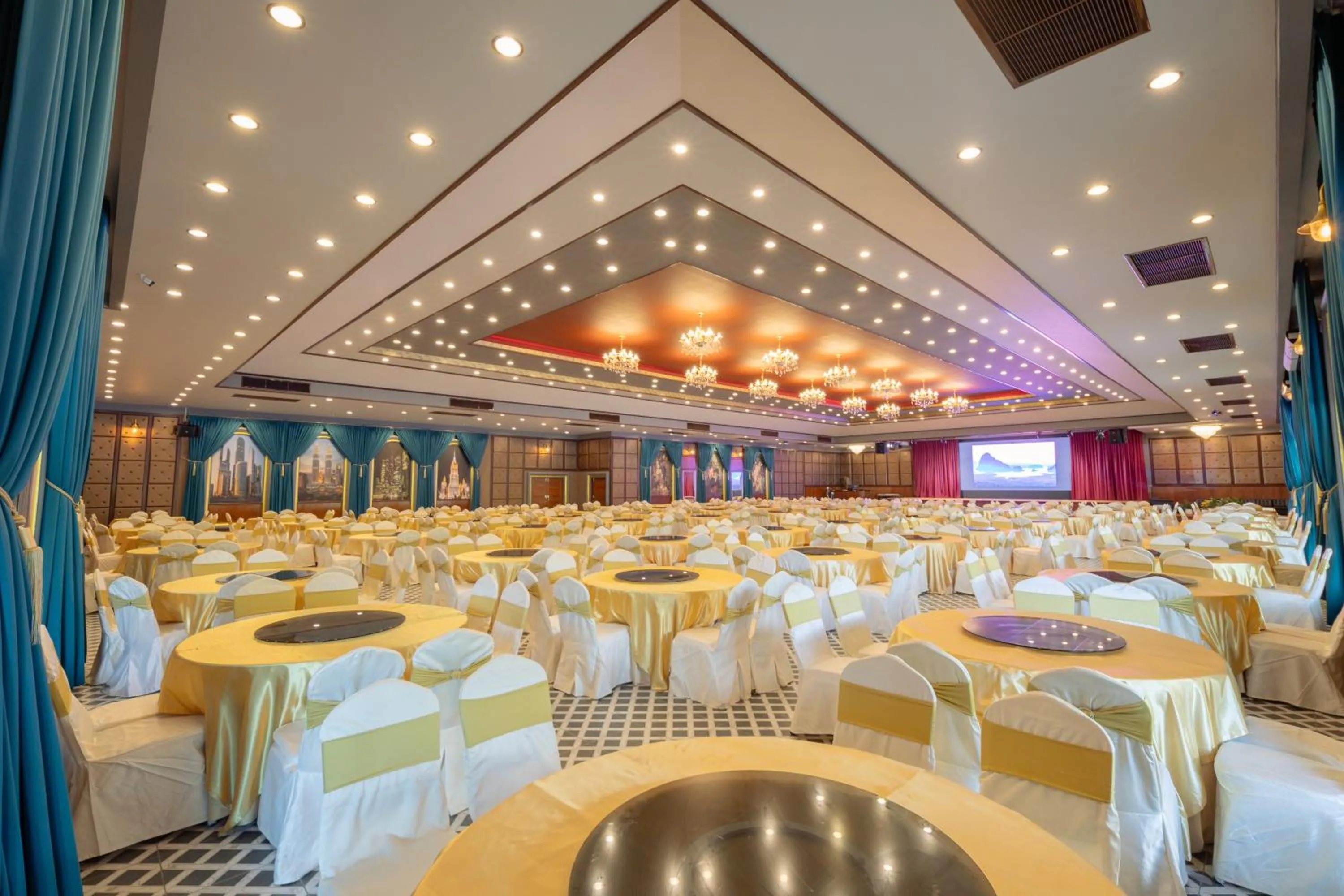 Restaurant/places to eat in Le Erawan Phang Nga Hotel