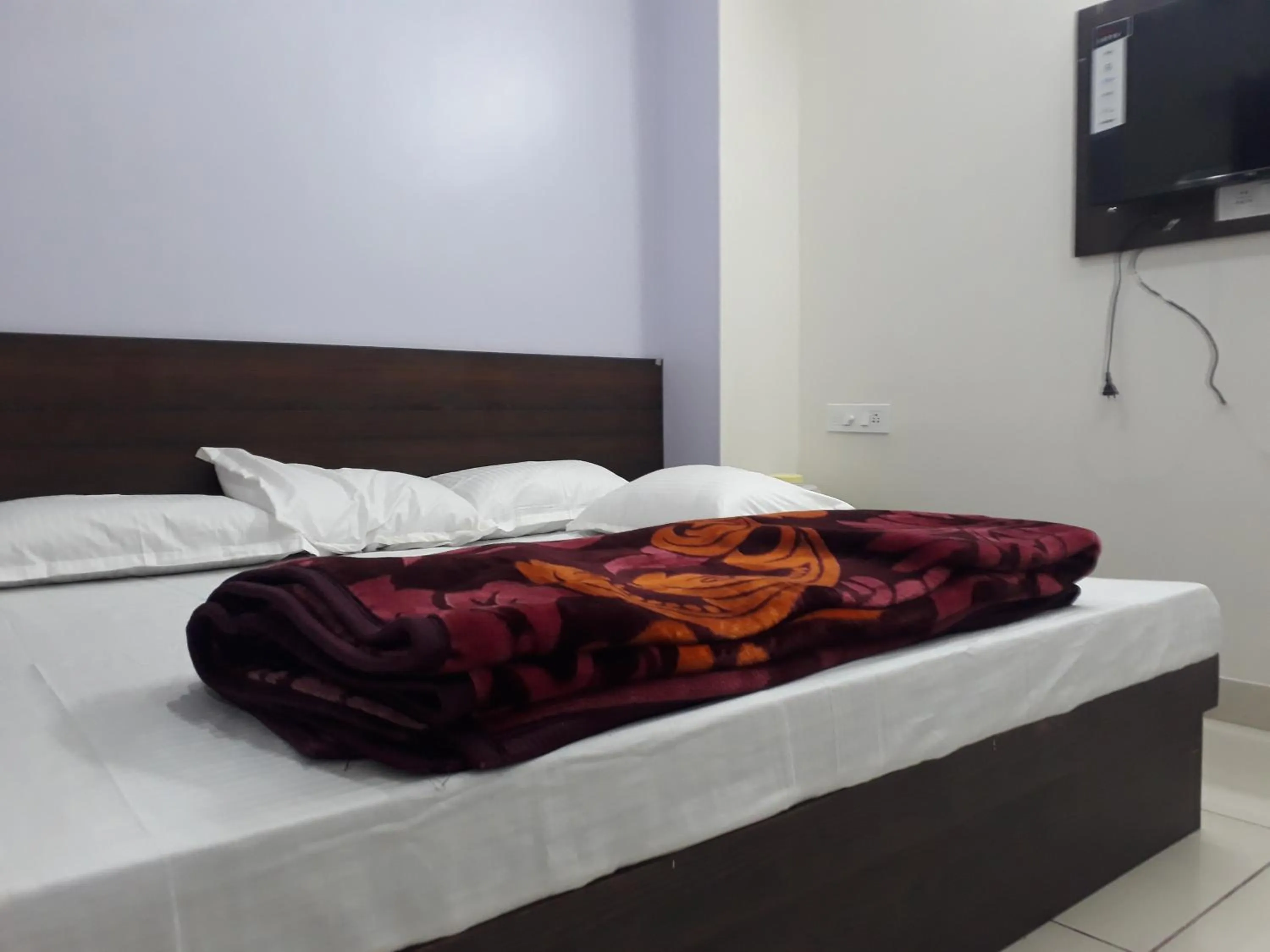 Communal lounge/ TV room, Bed in Hotel Chouhan Paradise