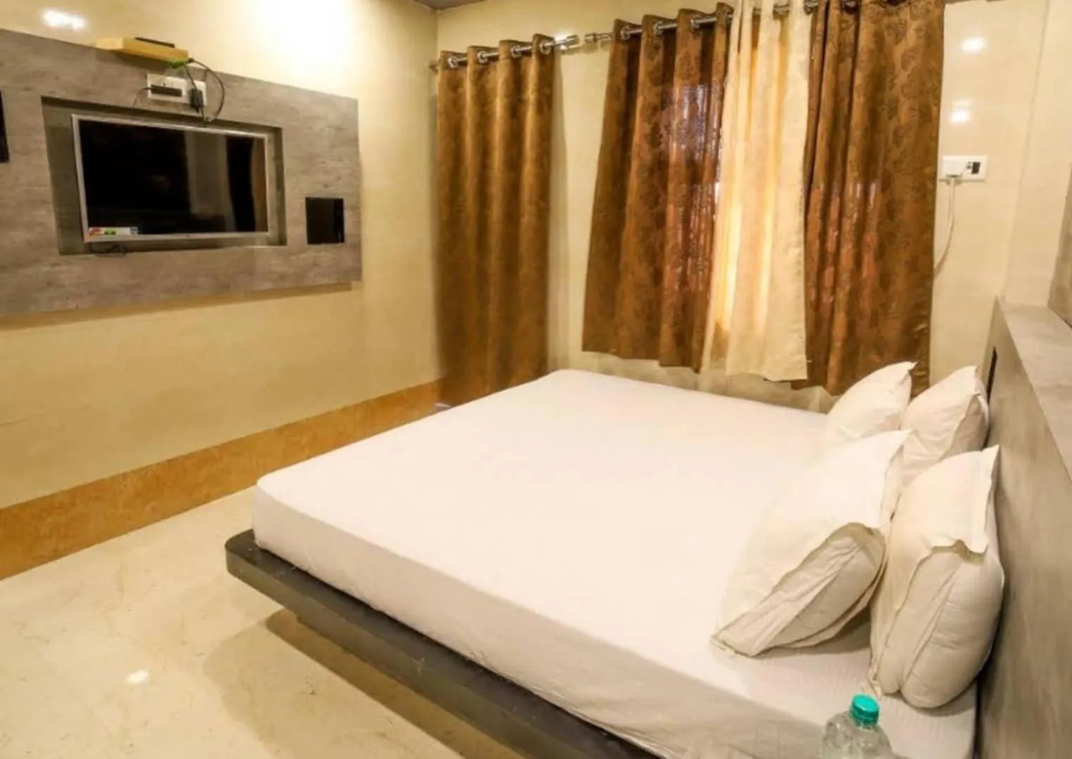 Bed in Hotel Sundaram 5 Minutes Distance from Dargah