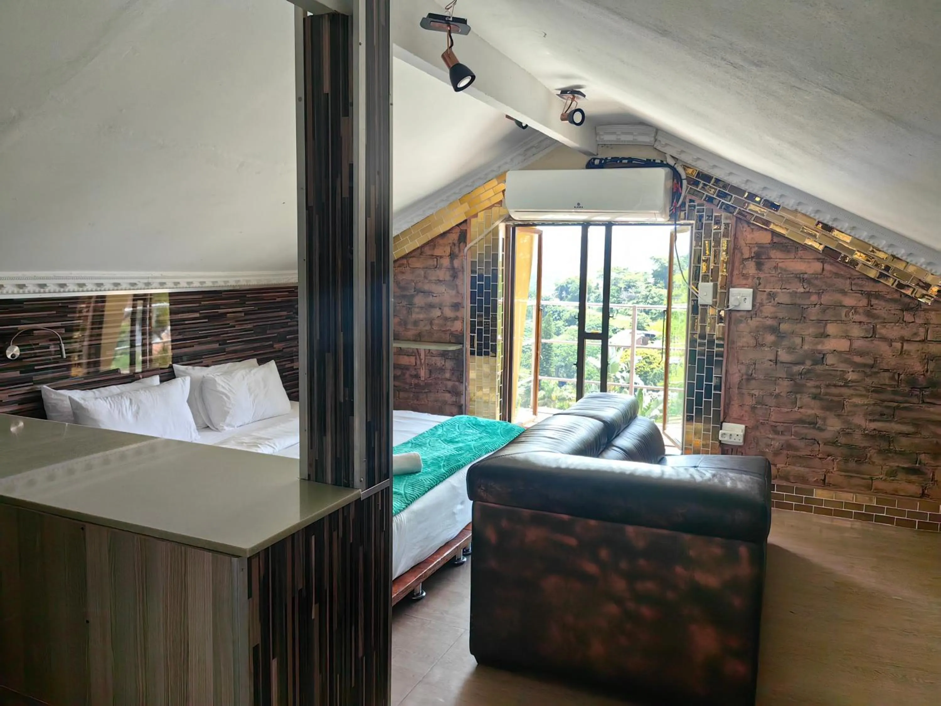 Bed in Gem of Manor drive