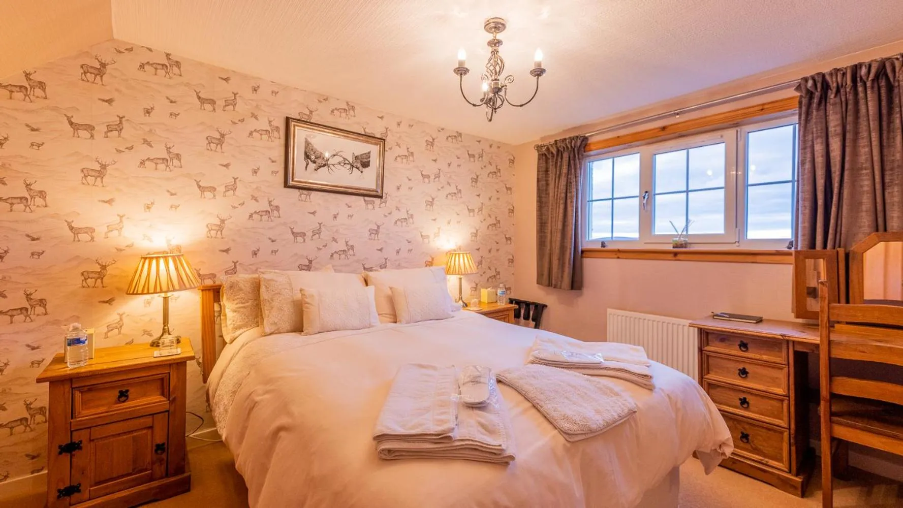 Shower, Bed in Benview Bed and Breakfast & Luxury Lodge, Isle of North Uist