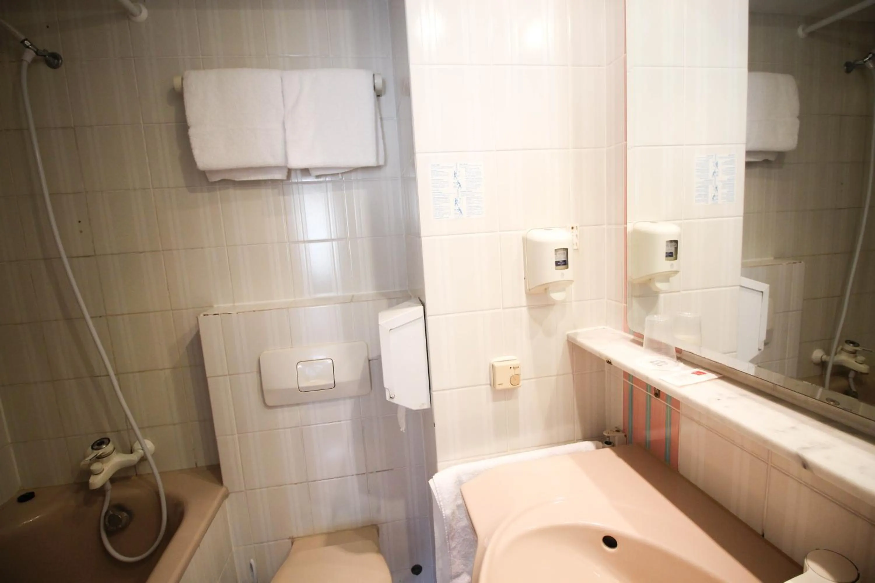 Toilet in THE 4YOU Hostel & Hotel Munich