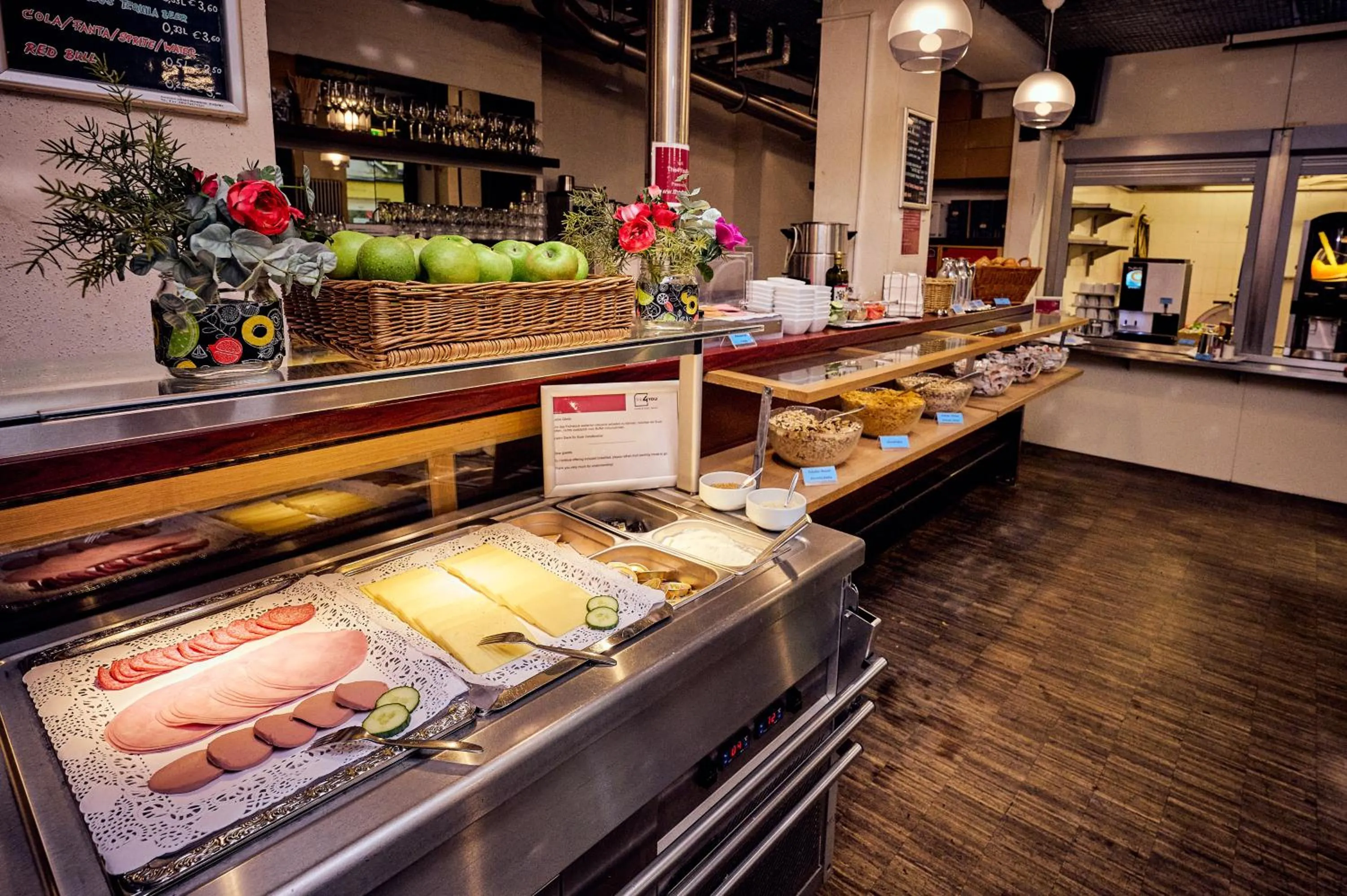 Food and drinks in THE 4YOU Hostel & Hotel Munich