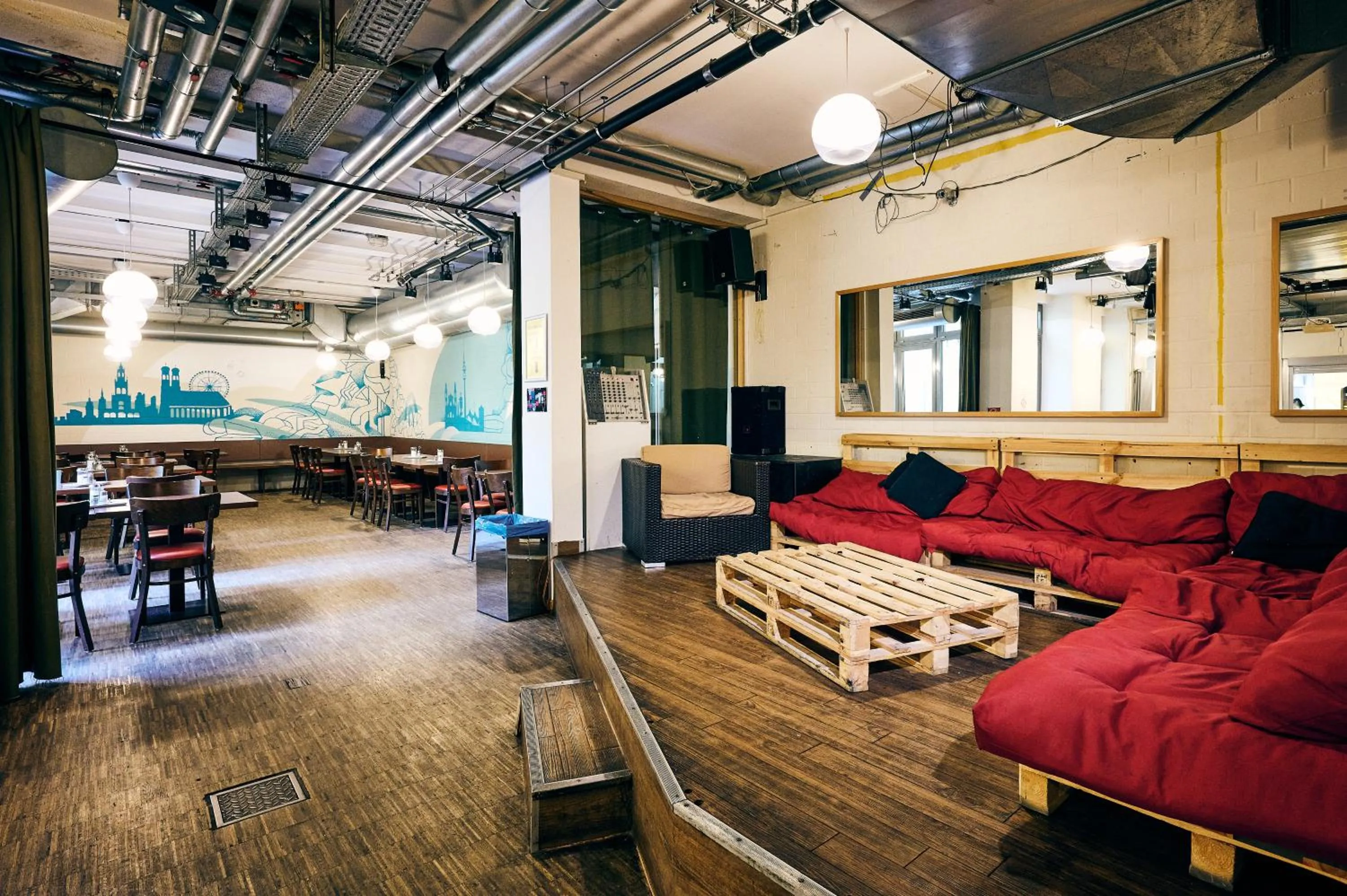 Seating area in THE 4YOU Hostel & Hotel Munich