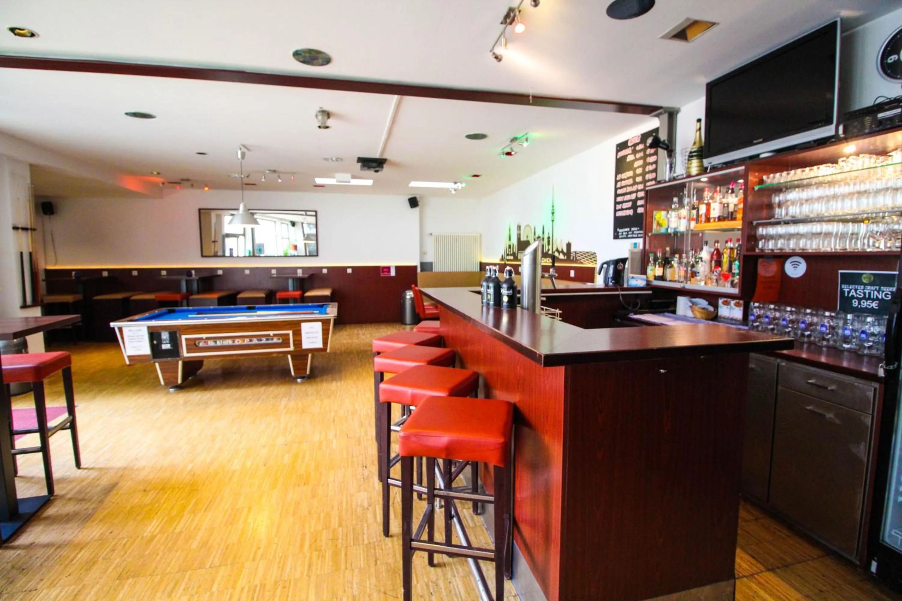 Communal lounge/ TV room in THE 4YOU Hostel & Hotel Munich