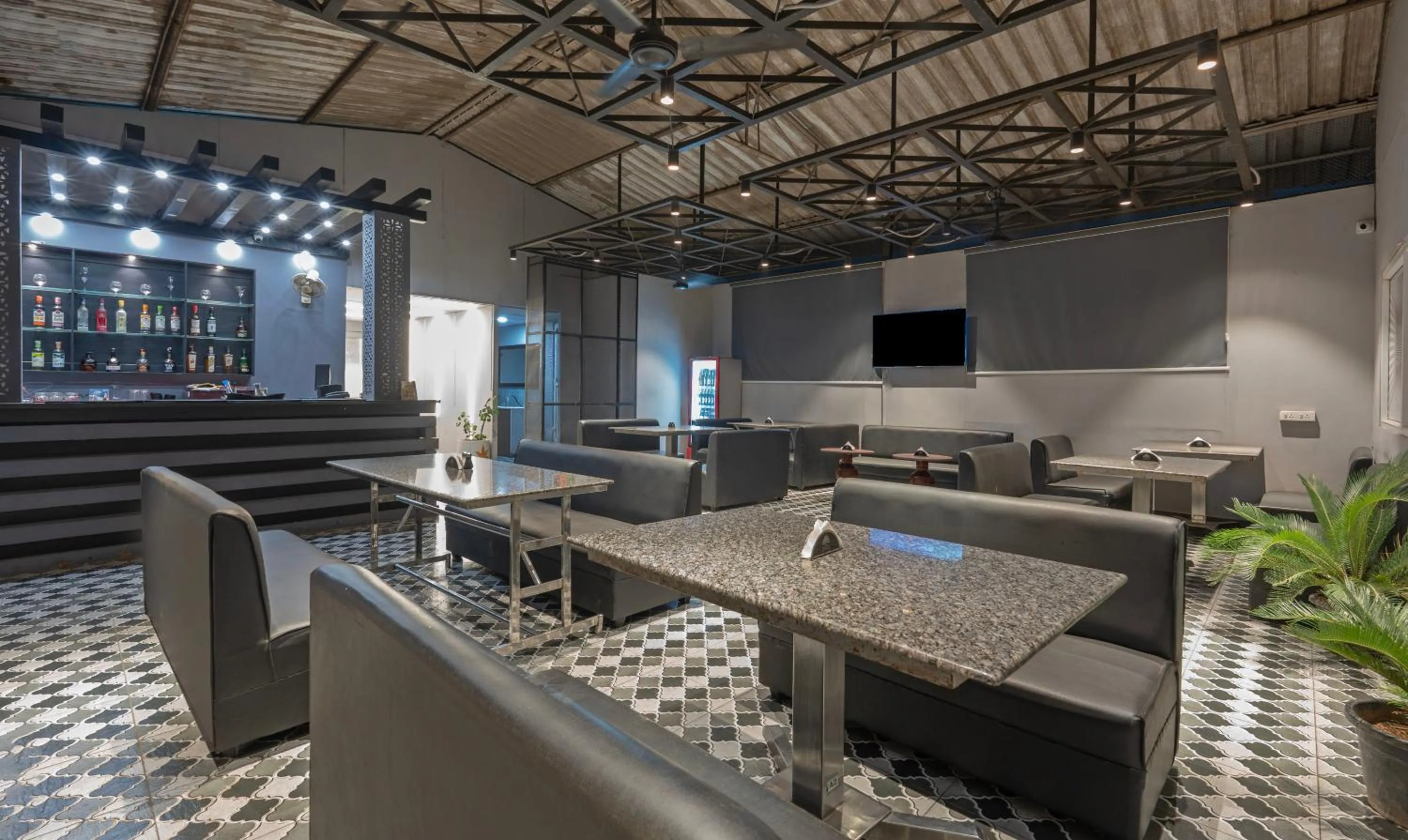 Restaurant/places to eat in Hotel Golden Bliss
