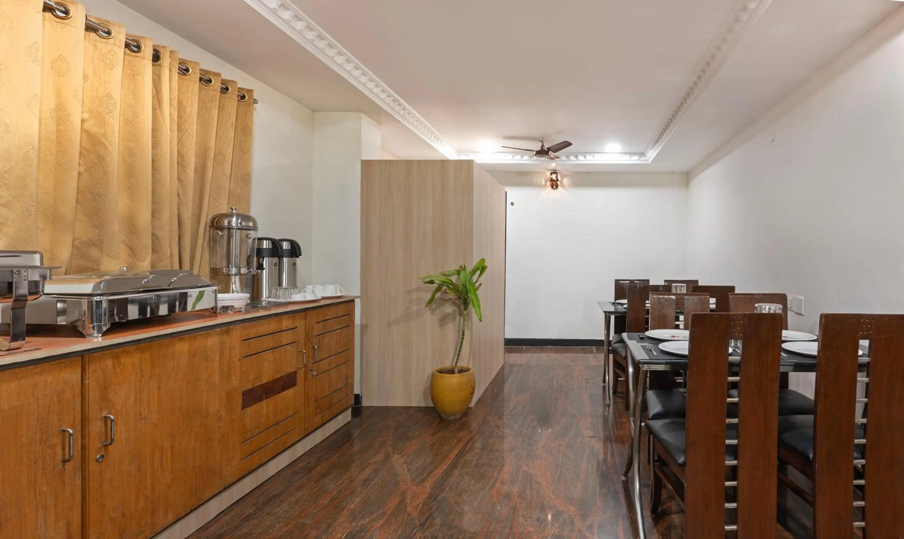 Dining area in Hotel Golden Bliss