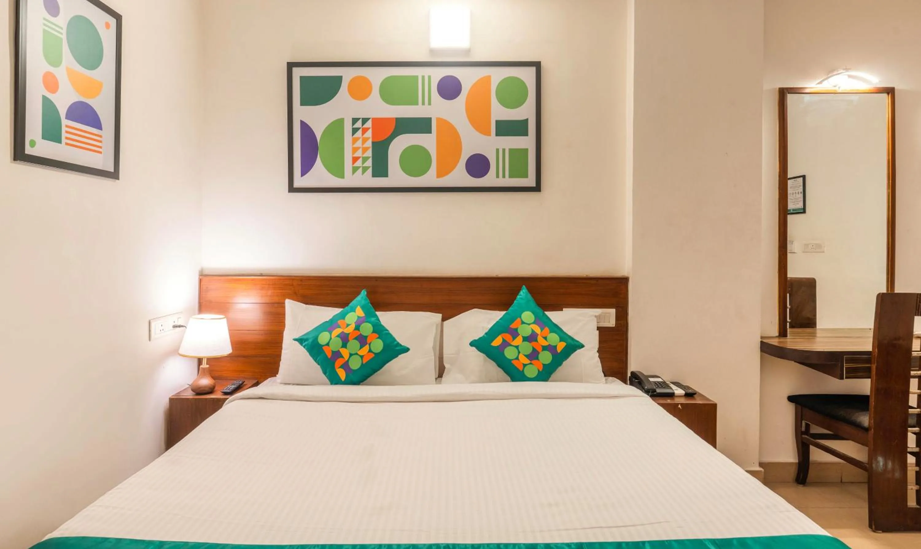 Bedroom, Bed in Hotel Golden Bliss
