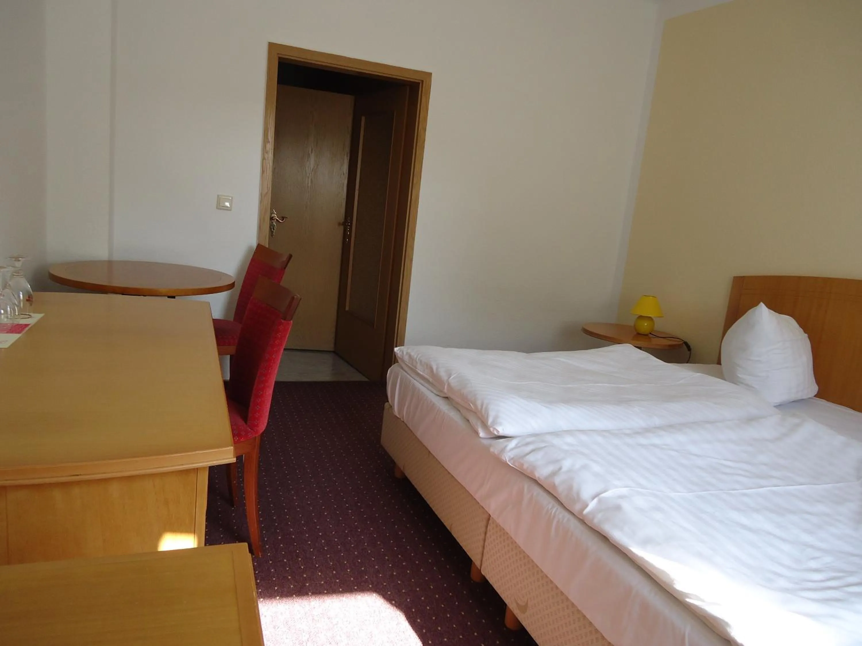 Bedroom, Bed in Hotel Schweizer Hof