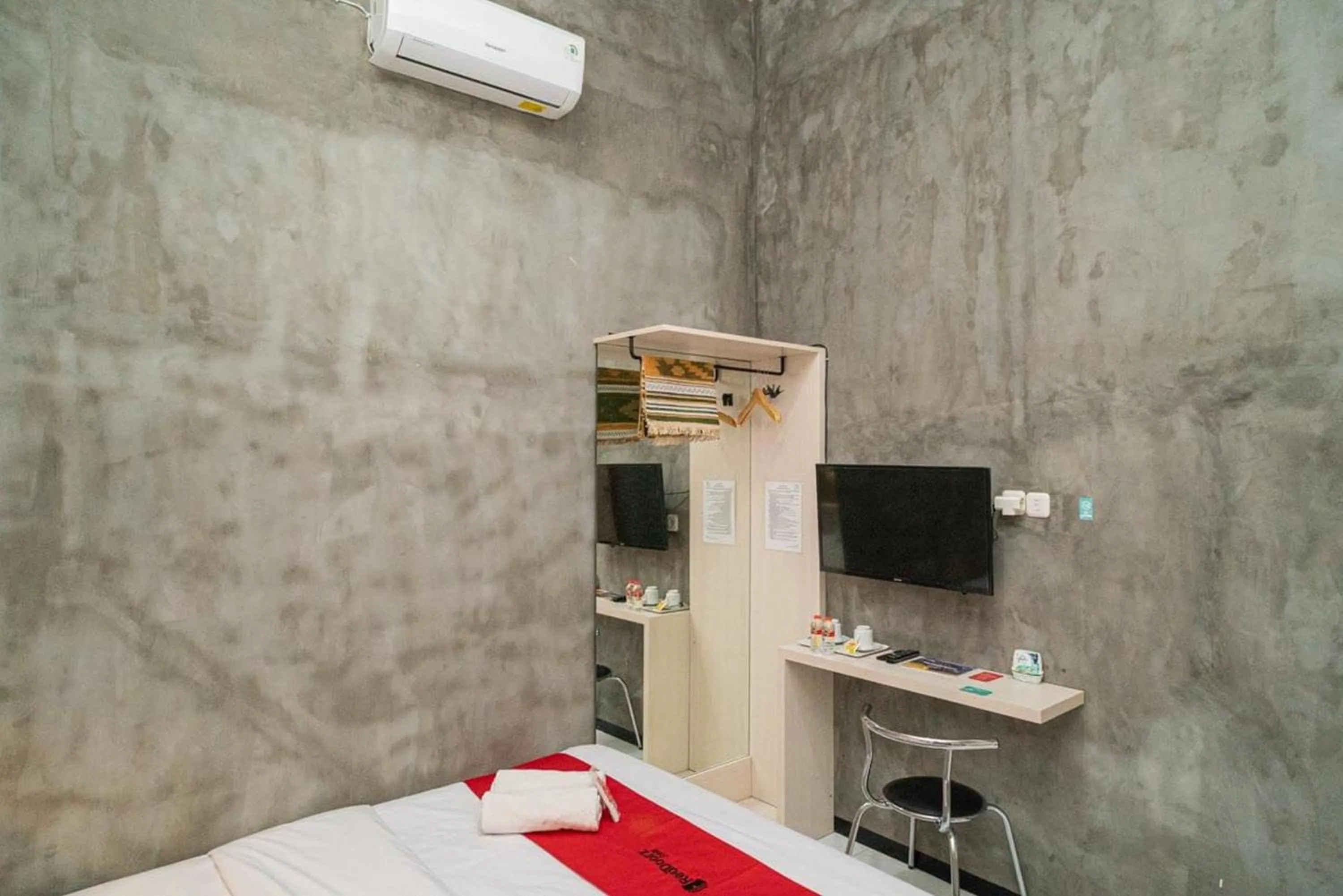 Bedroom, Bed in RedDoorz Syariah At Mitra Guest House