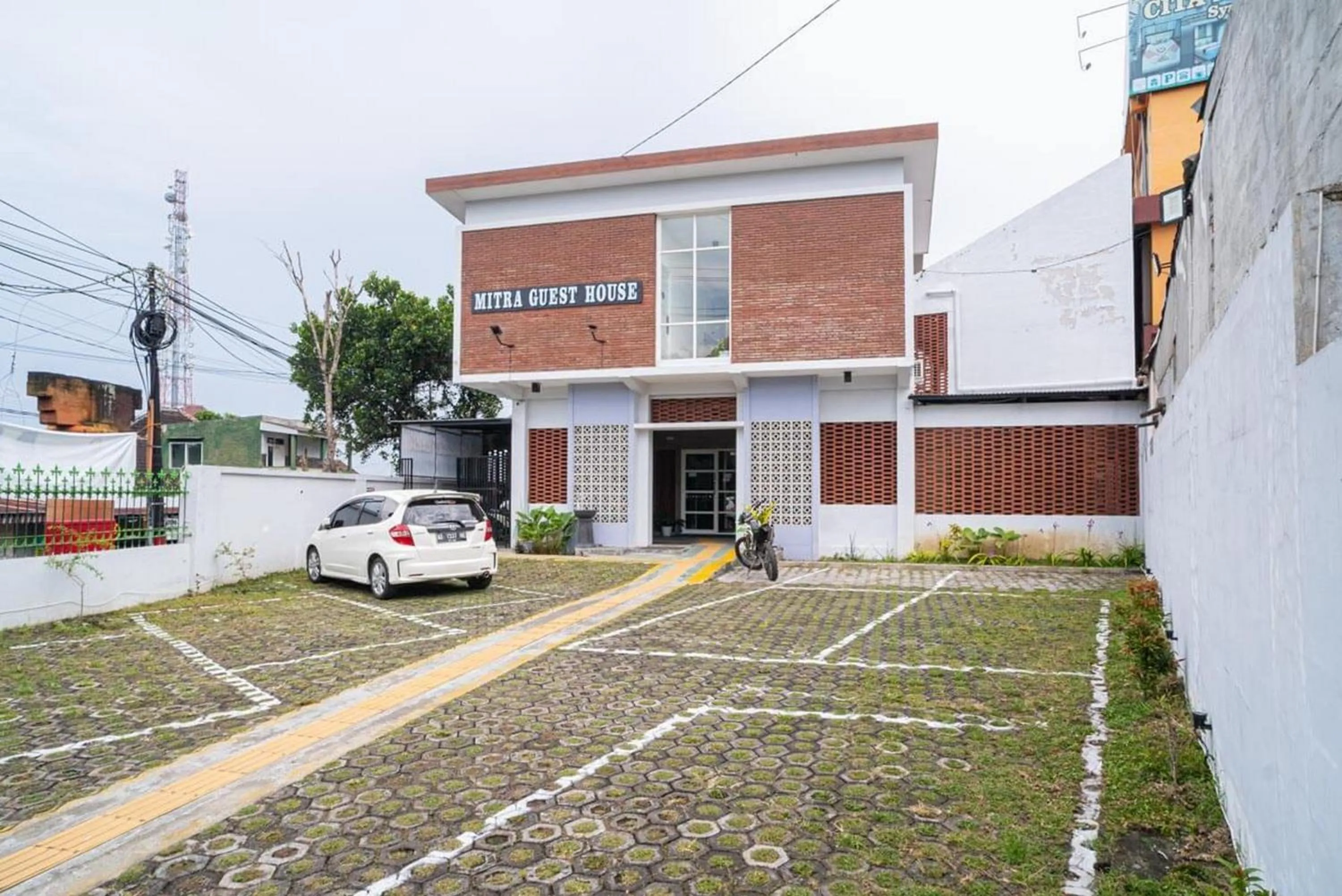 Facade/entrance in RedDoorz Syariah At Mitra Guest House
