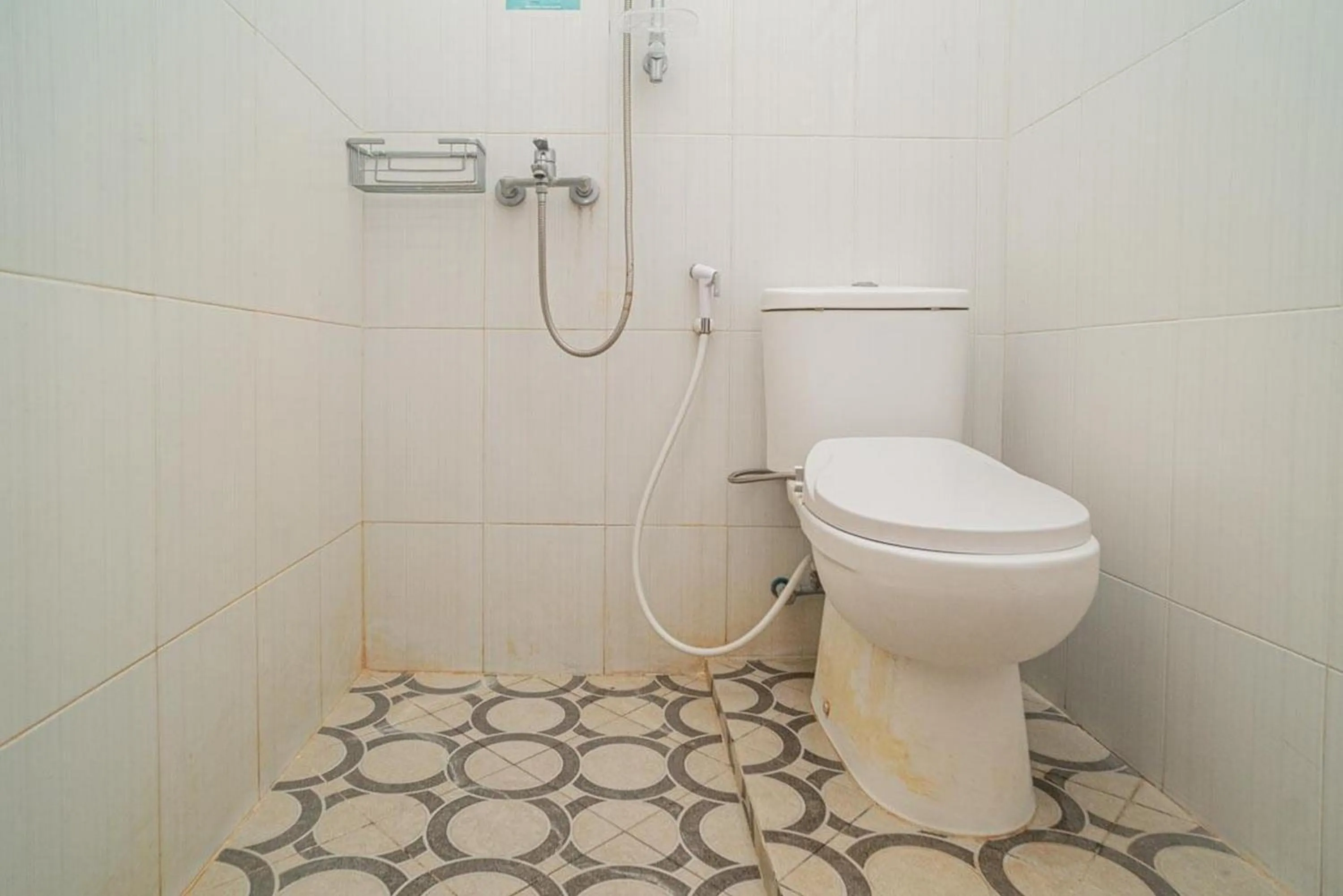 Bathroom in RedDoorz Syariah At Mitra Guest House