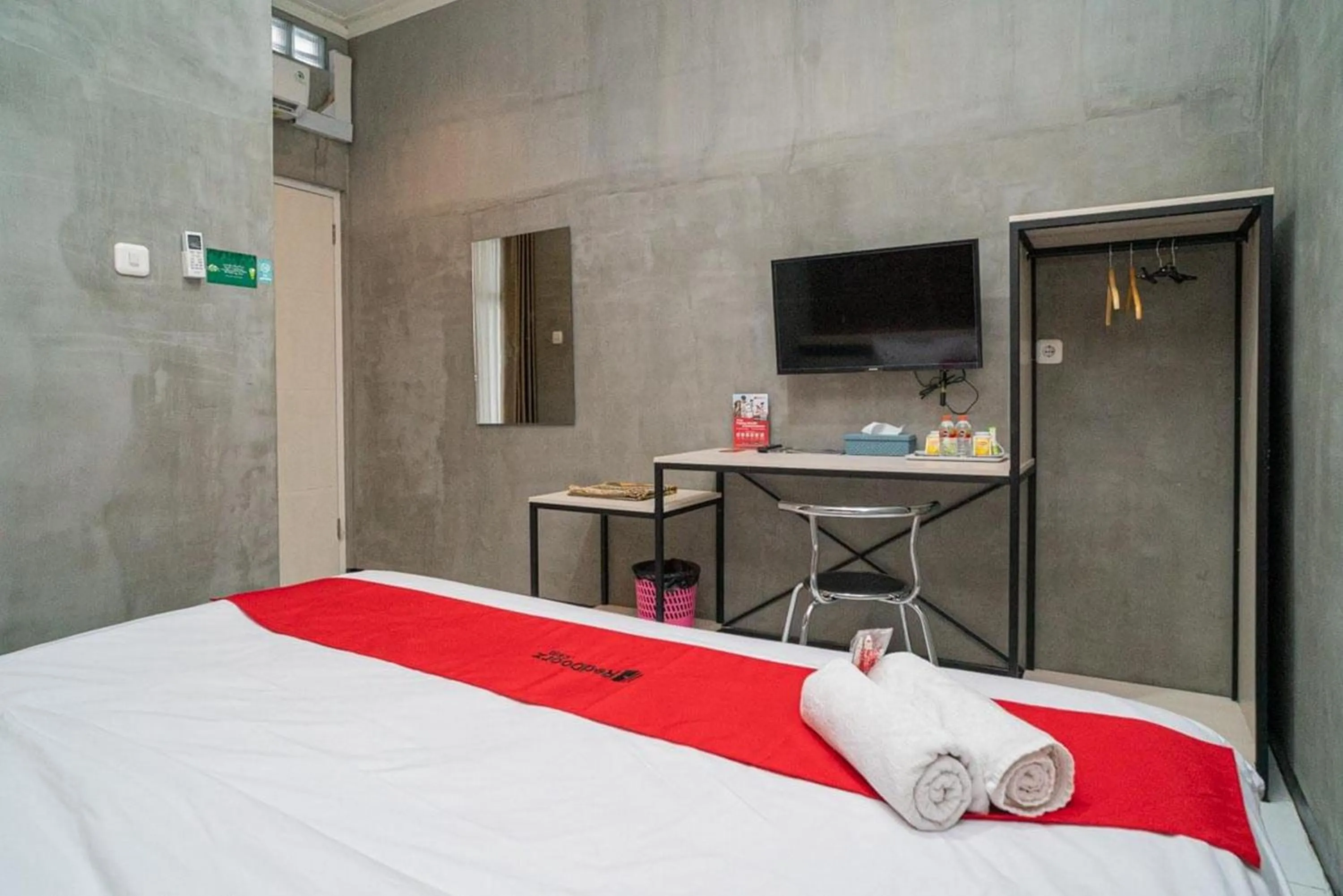 Bedroom, Bed in RedDoorz Syariah At Mitra Guest House