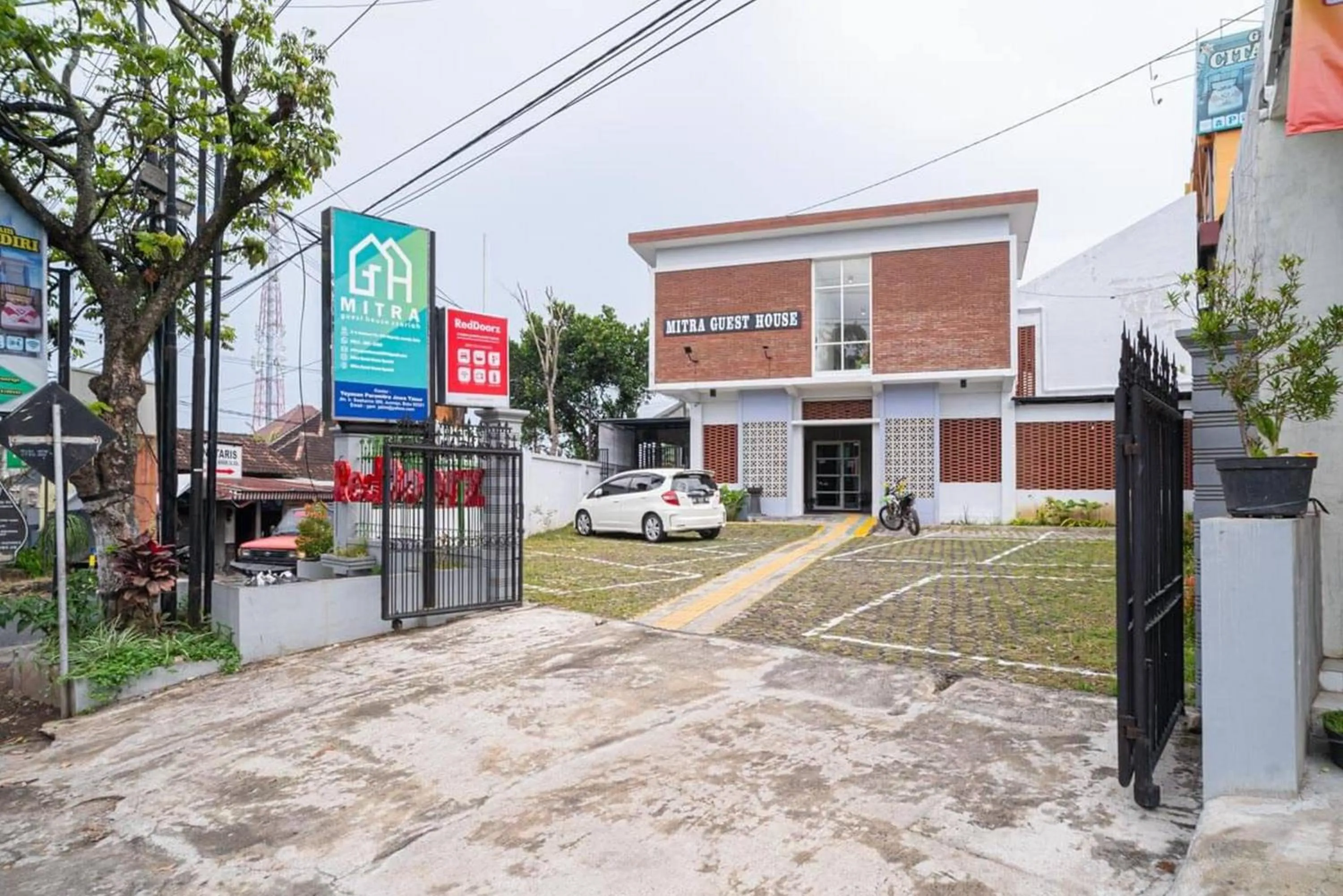 Facade/entrance in RedDoorz Syariah At Mitra Guest House