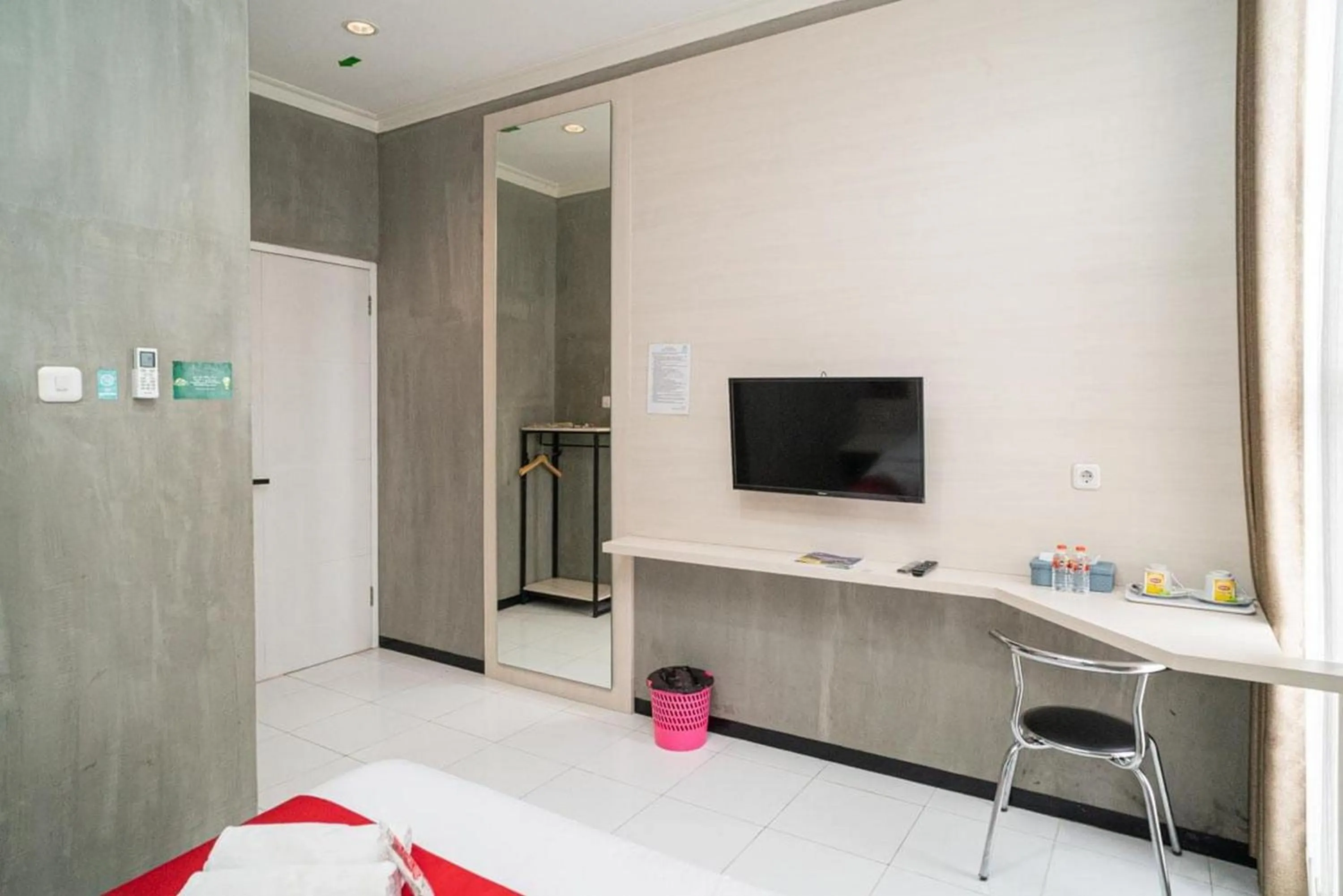 Bedroom, Bed in RedDoorz Syariah At Mitra Guest House