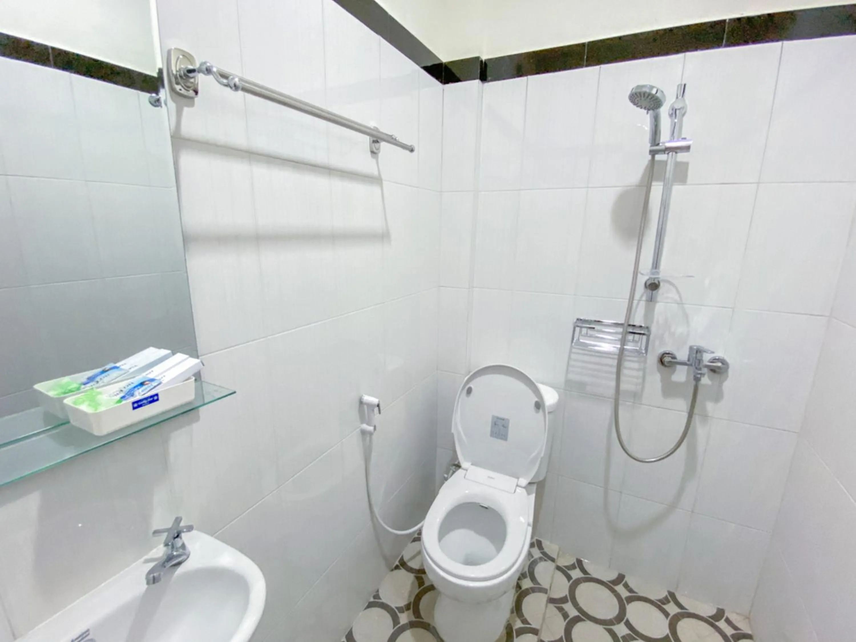 Shower in RedDoorz Syariah At Mitra Guest House