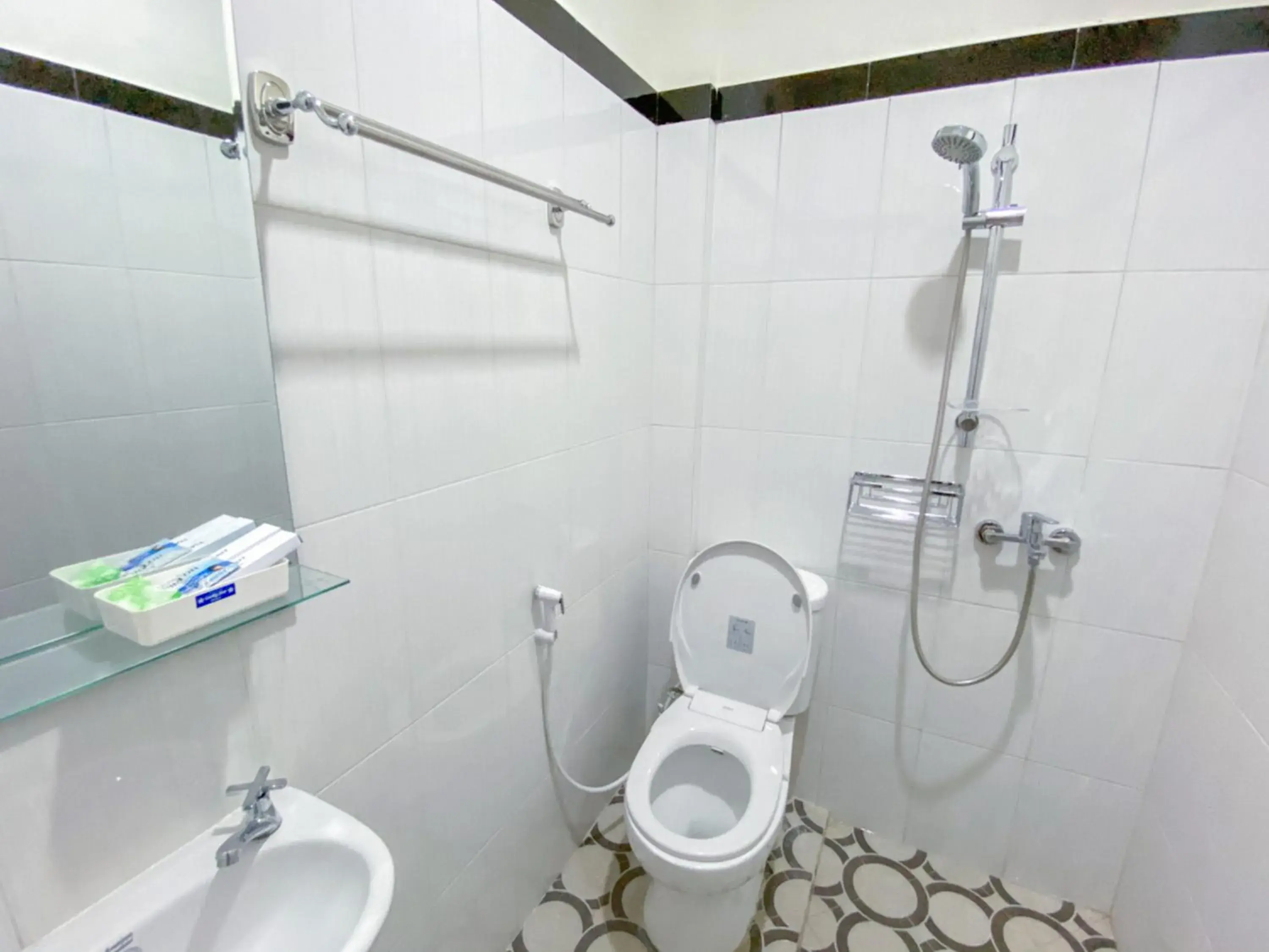 Deluxe Room in RedDoorz Syariah At Mitra Guest House Deluxe Room in RedDoorz Syariah At Mitra Guest House