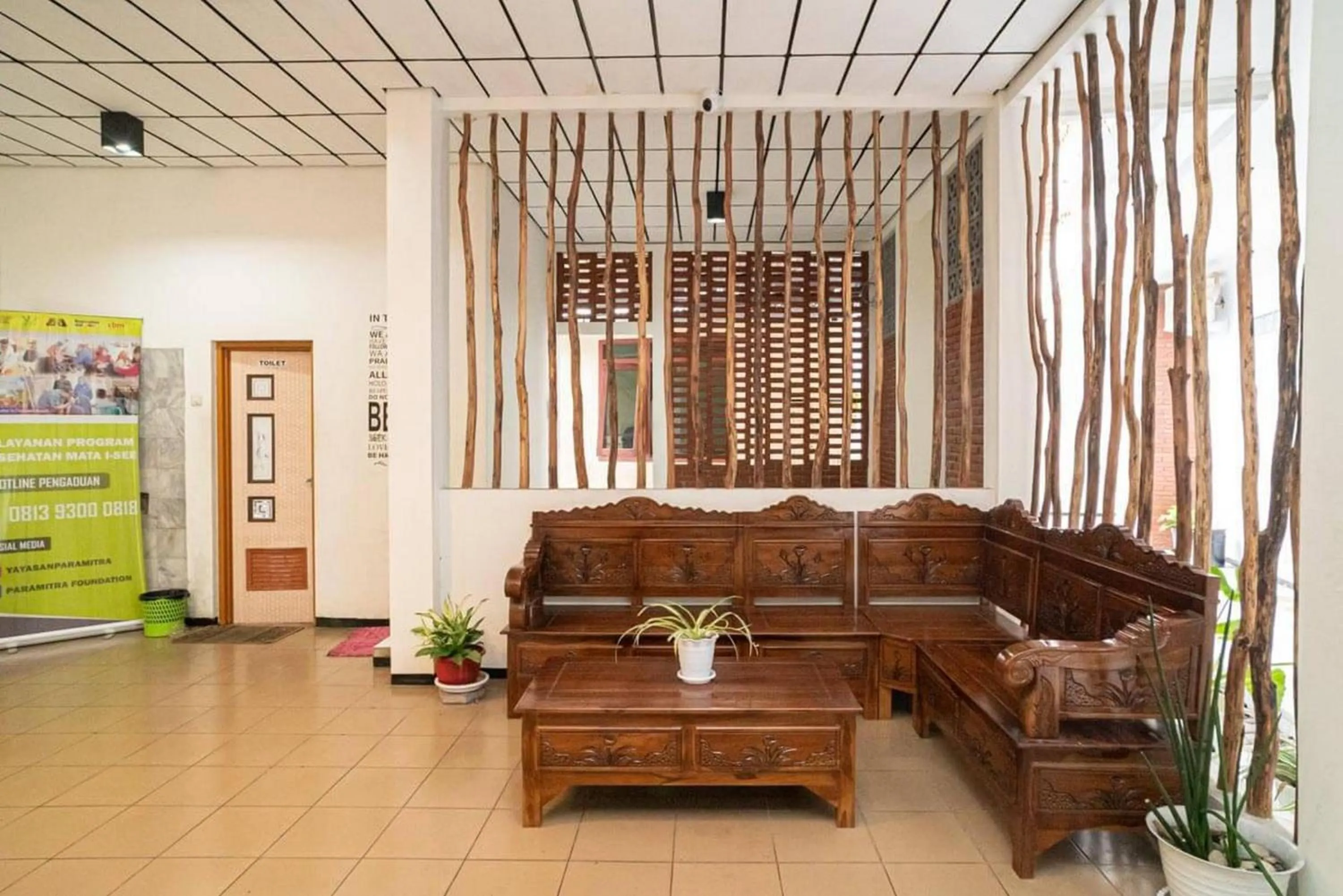 Seating area in RedDoorz Syariah At Mitra Guest House