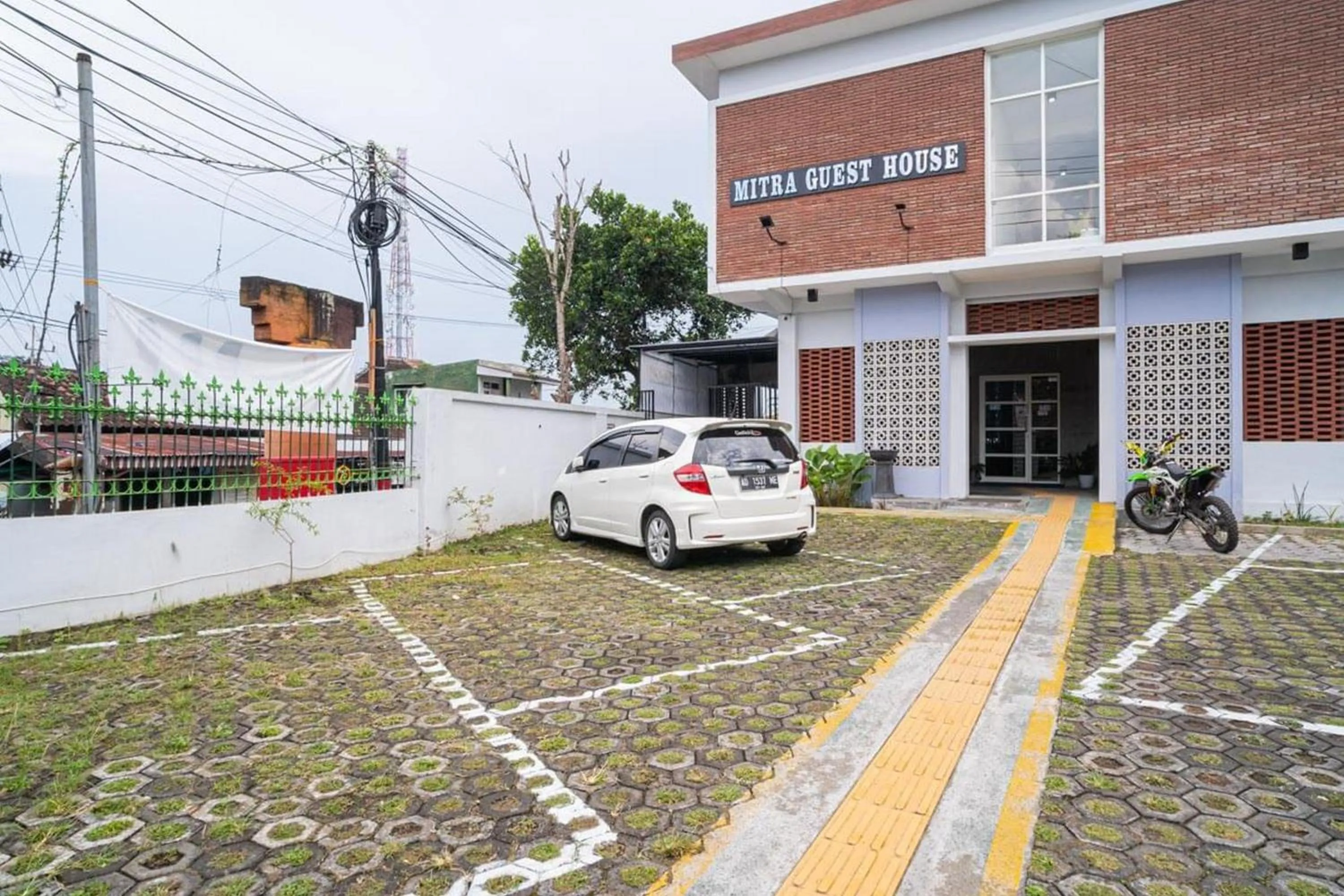 Facade/entrance in RedDoorz Syariah At Mitra Guest House