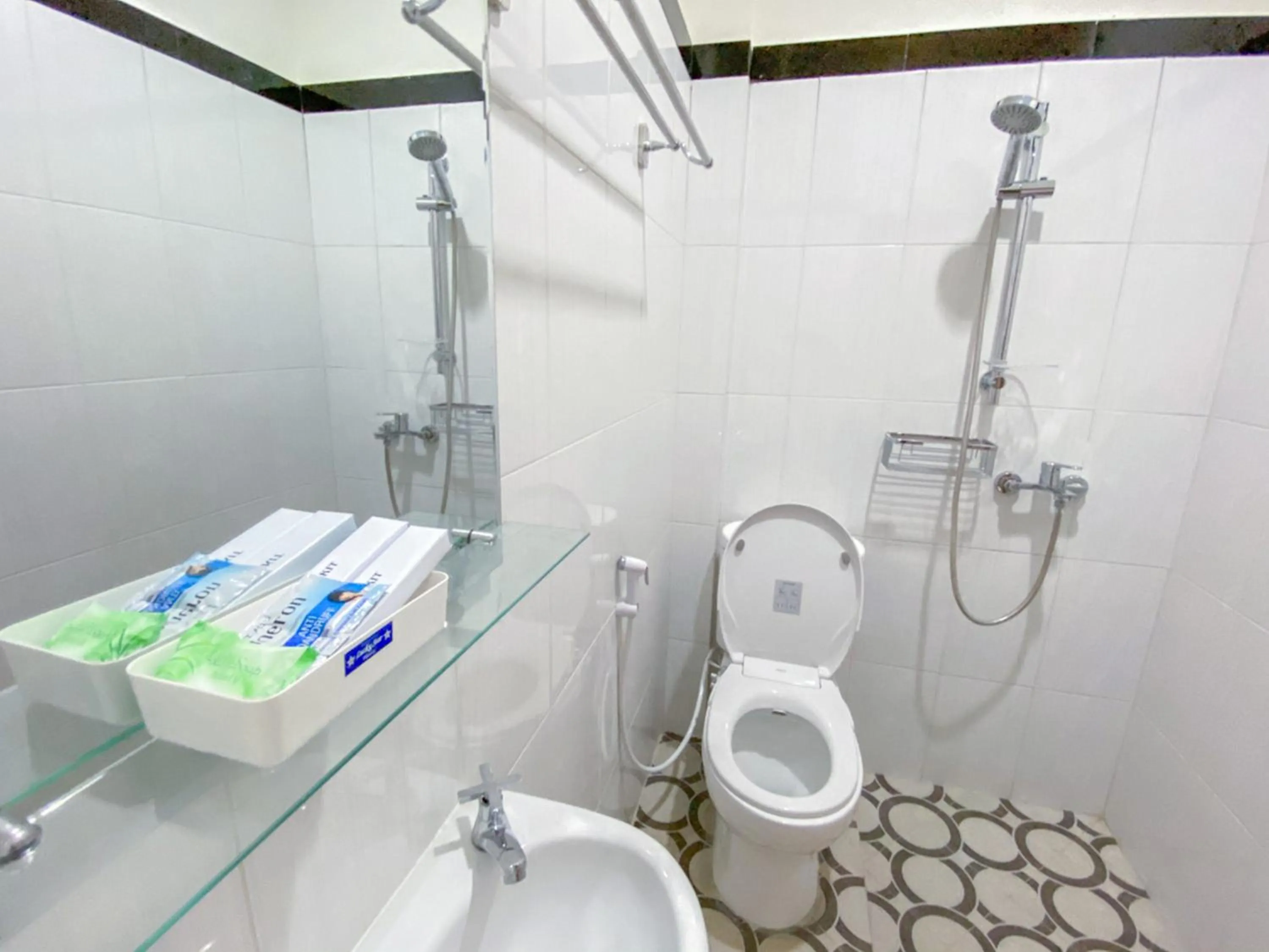 Shower in RedDoorz Syariah At Mitra Guest House