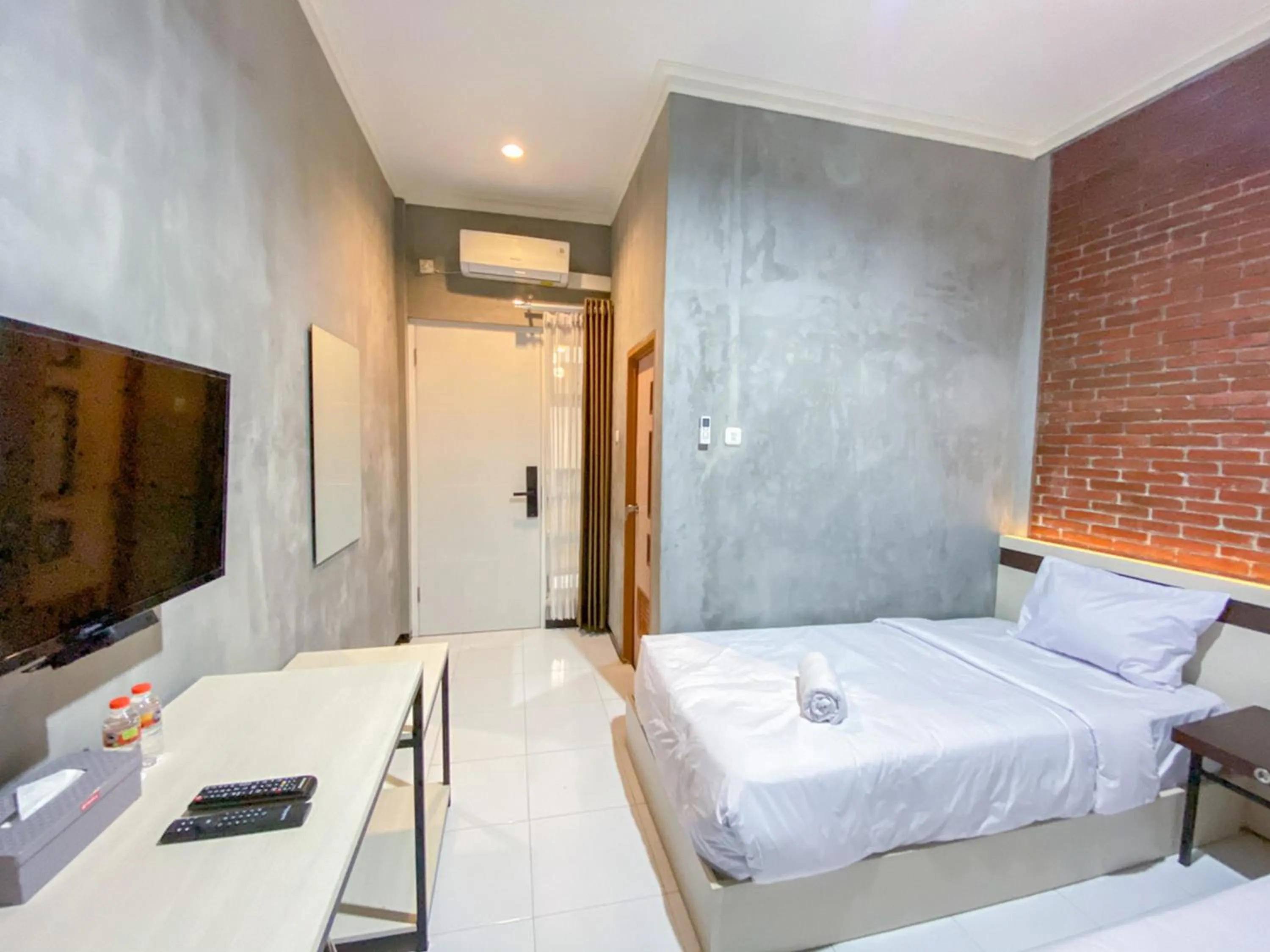 Bed in RedDoorz Syariah At Mitra Guest House