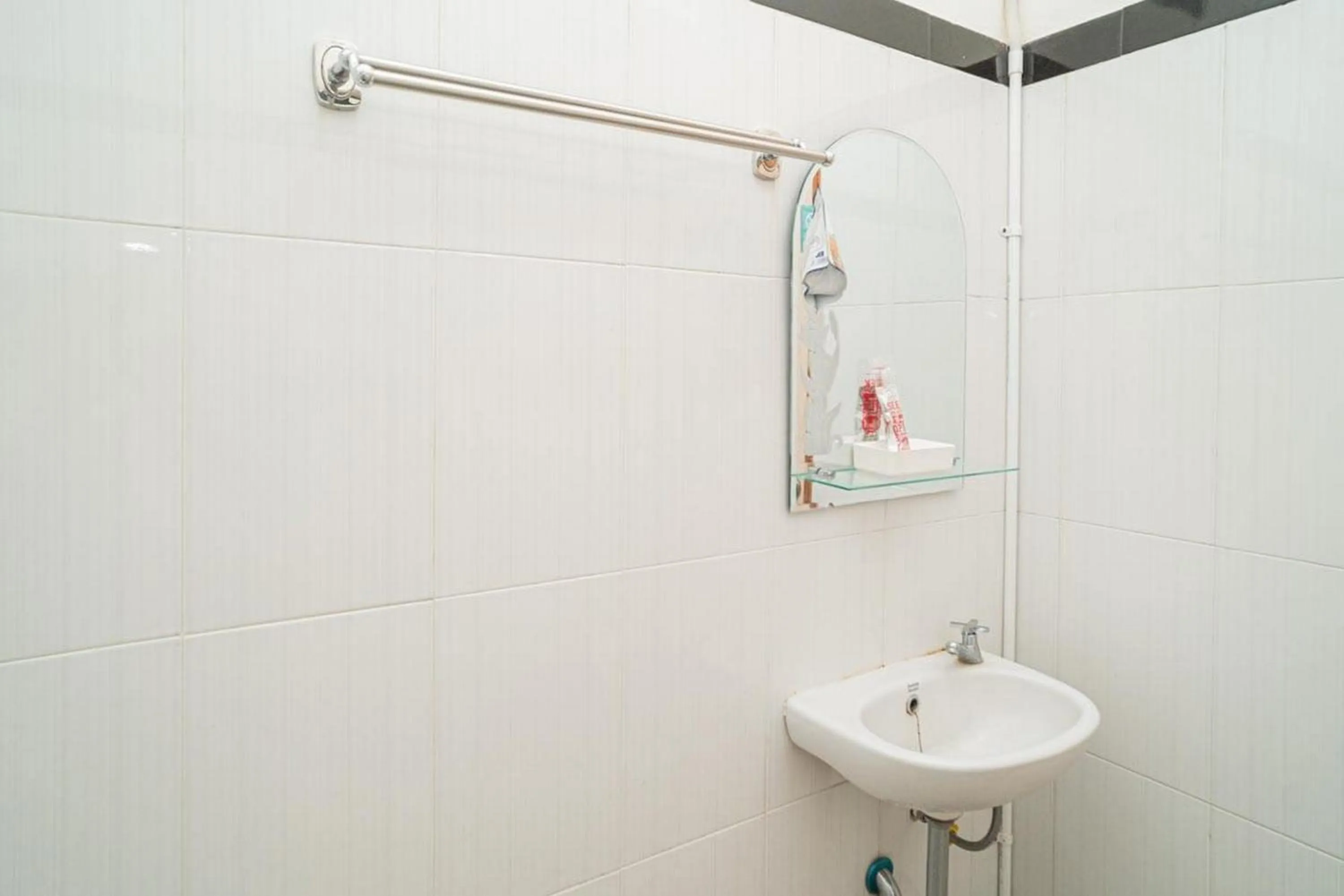 Bathroom in RedDoorz Syariah At Mitra Guest House