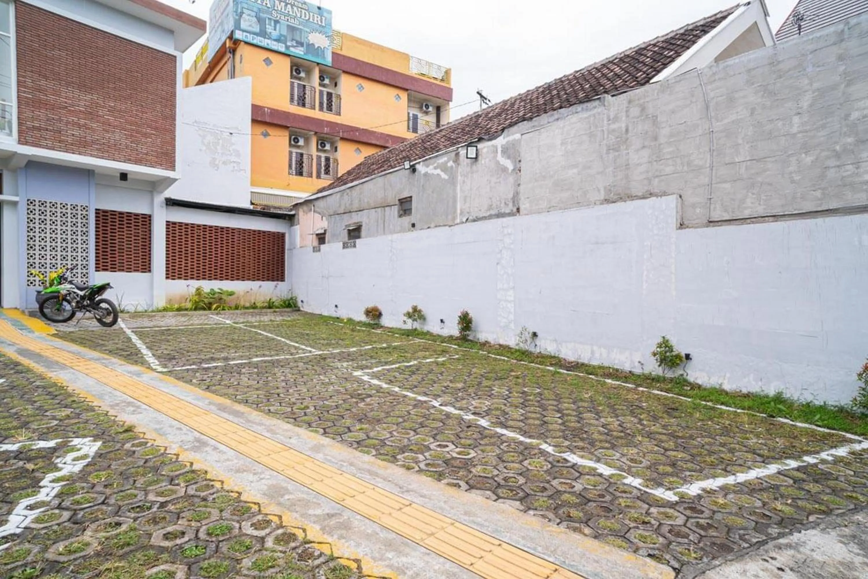 Parking in RedDoorz Syariah At Mitra Guest House