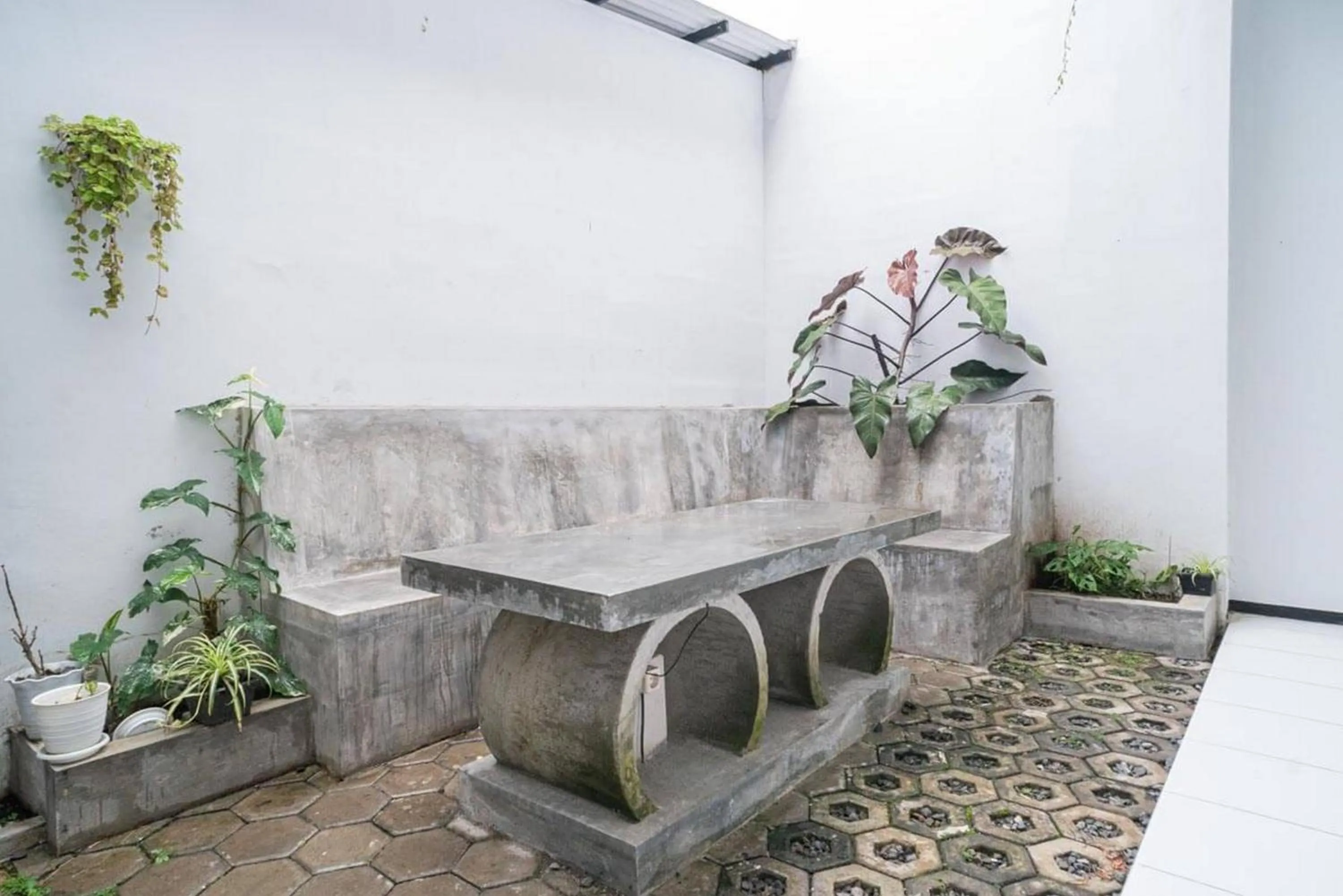 Seating area in RedDoorz Syariah At Mitra Guest House