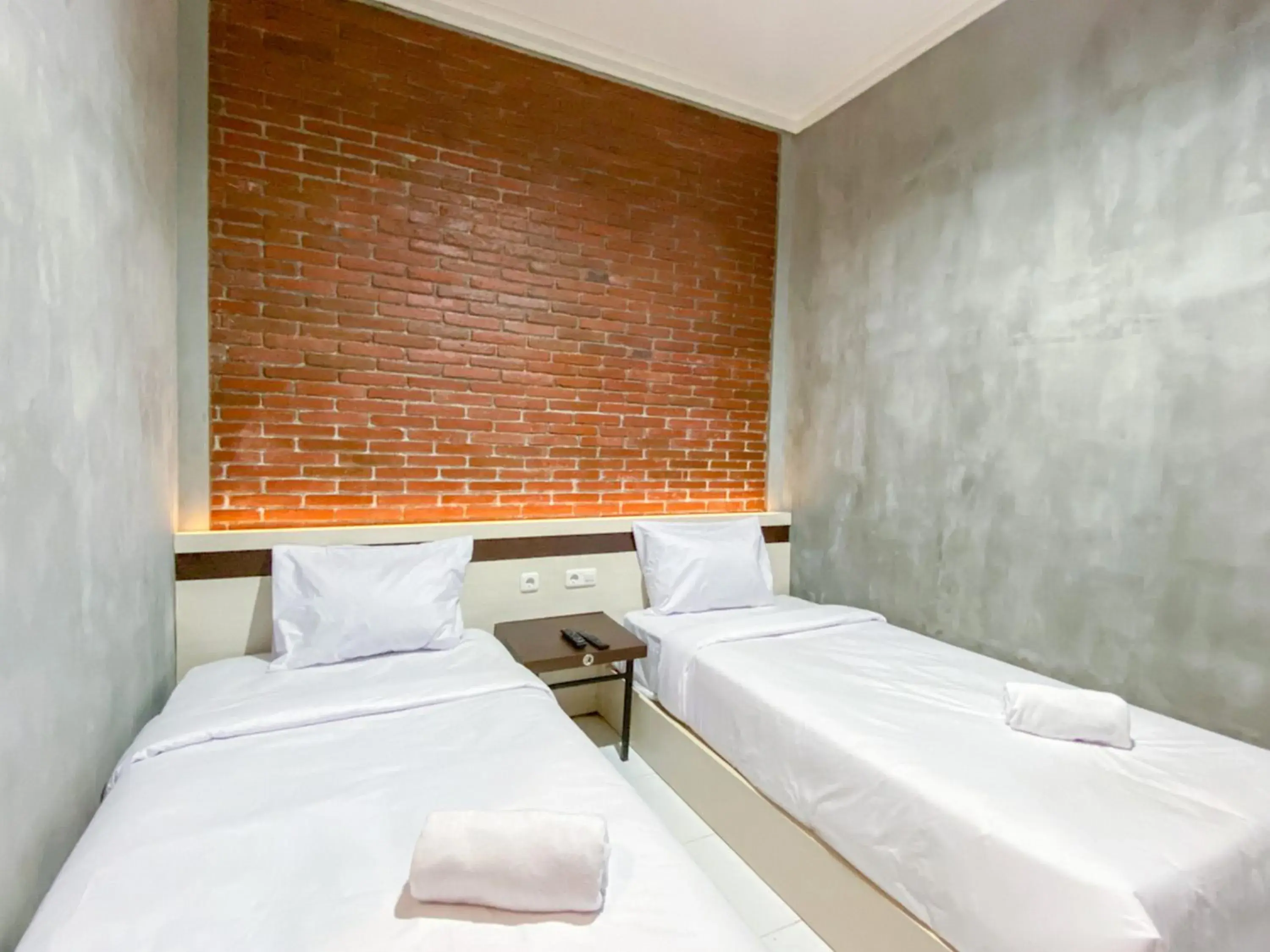 Twin Room - single occupancy in RedDoorz Syariah At Mitra Guest House Twin Room - single occupancy in RedDoorz Syariah At Mitra Guest House