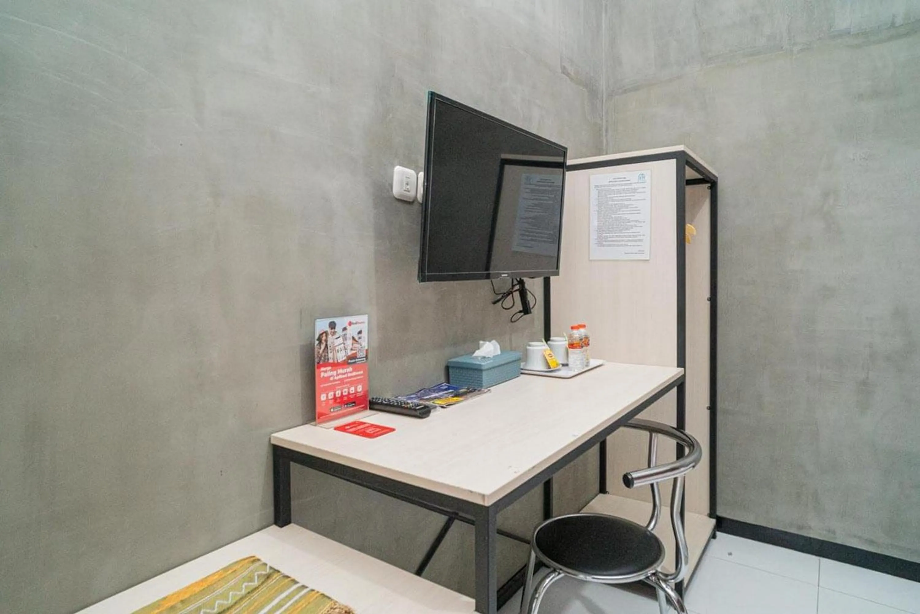 TV and multimedia in RedDoorz Syariah At Mitra Guest House