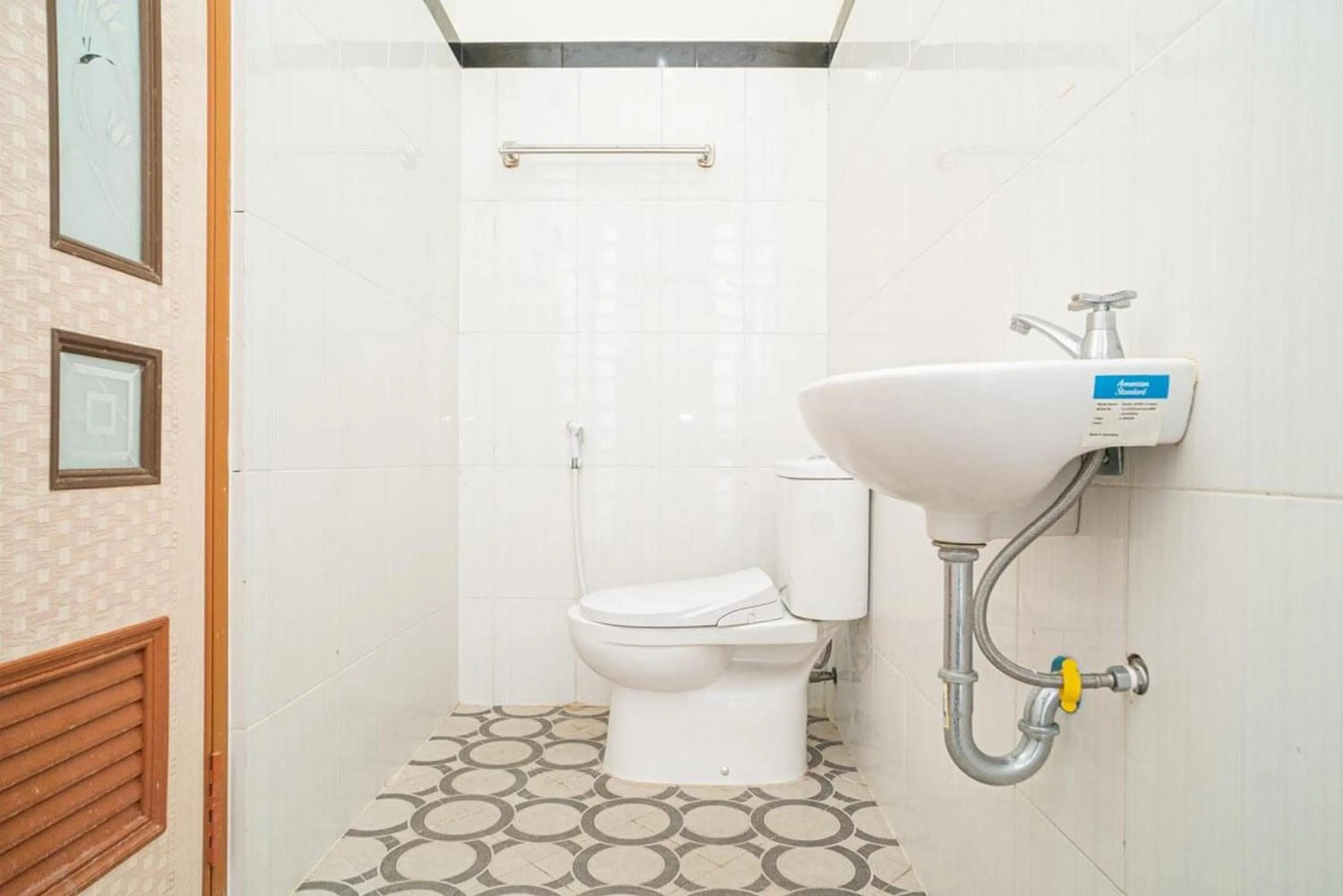 Bathroom in RedDoorz Syariah At Mitra Guest House