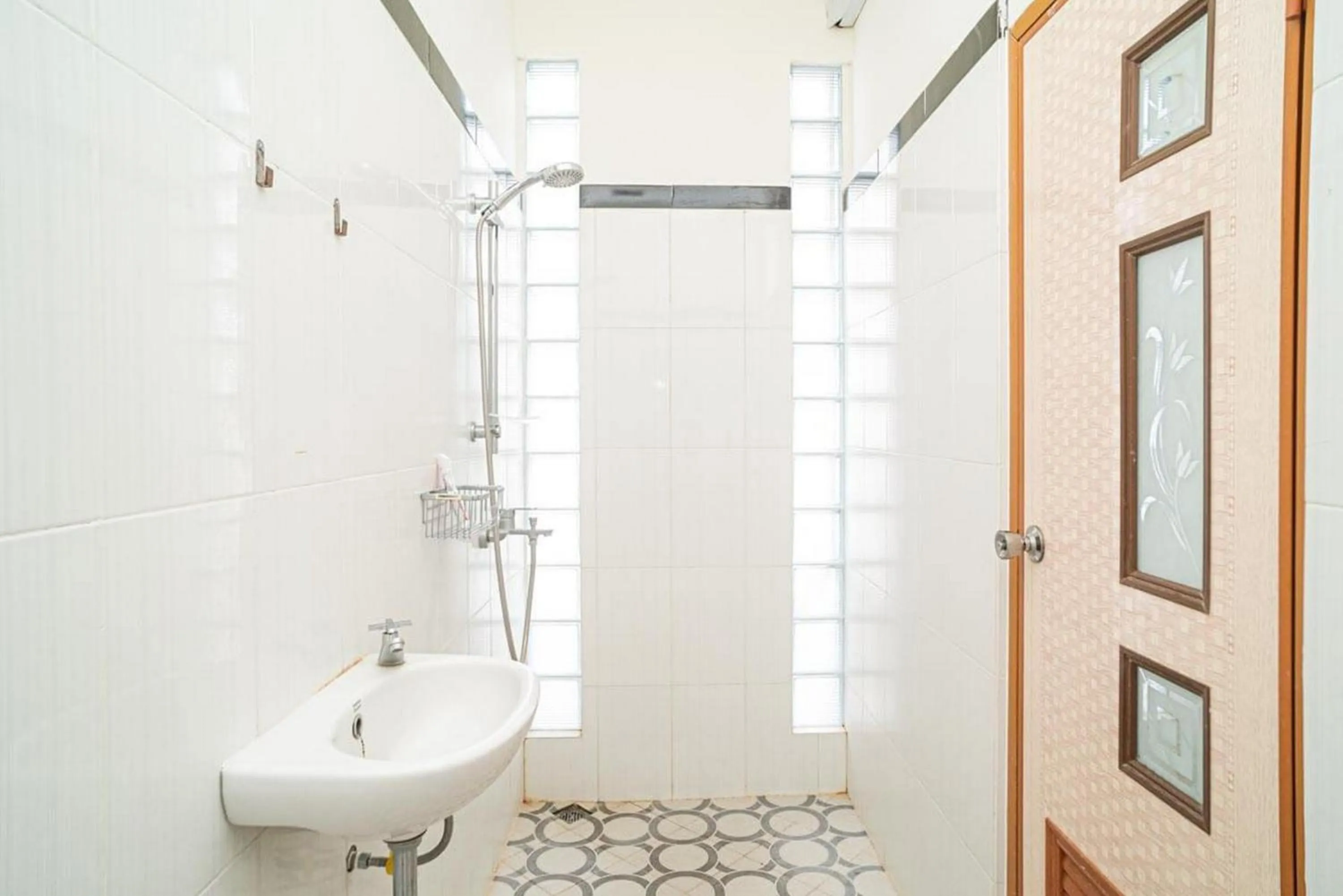 Bathroom in RedDoorz Syariah At Mitra Guest House