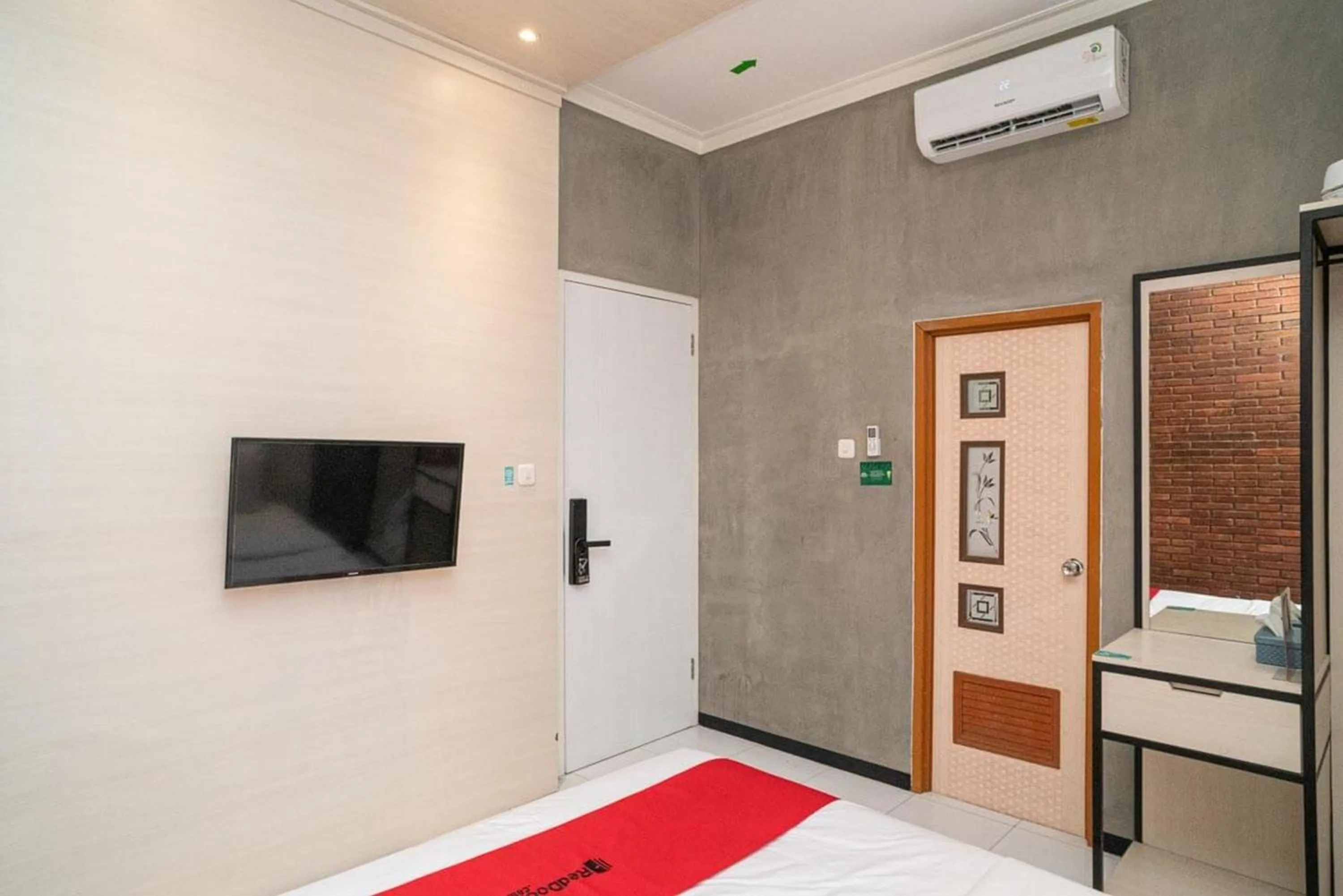 Bedroom, Bed in RedDoorz Syariah At Mitra Guest House