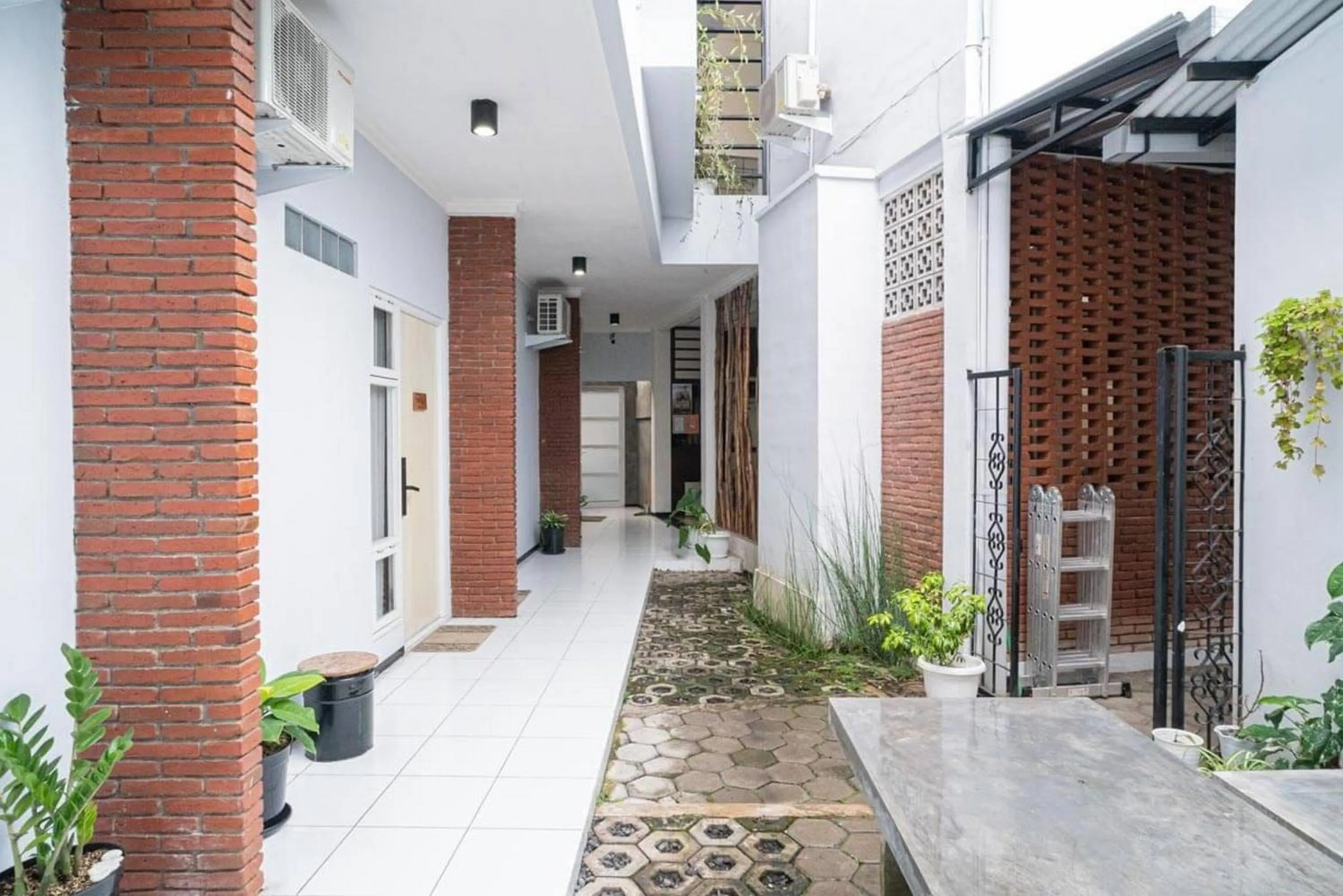 Property building in RedDoorz Syariah At Mitra Guest House