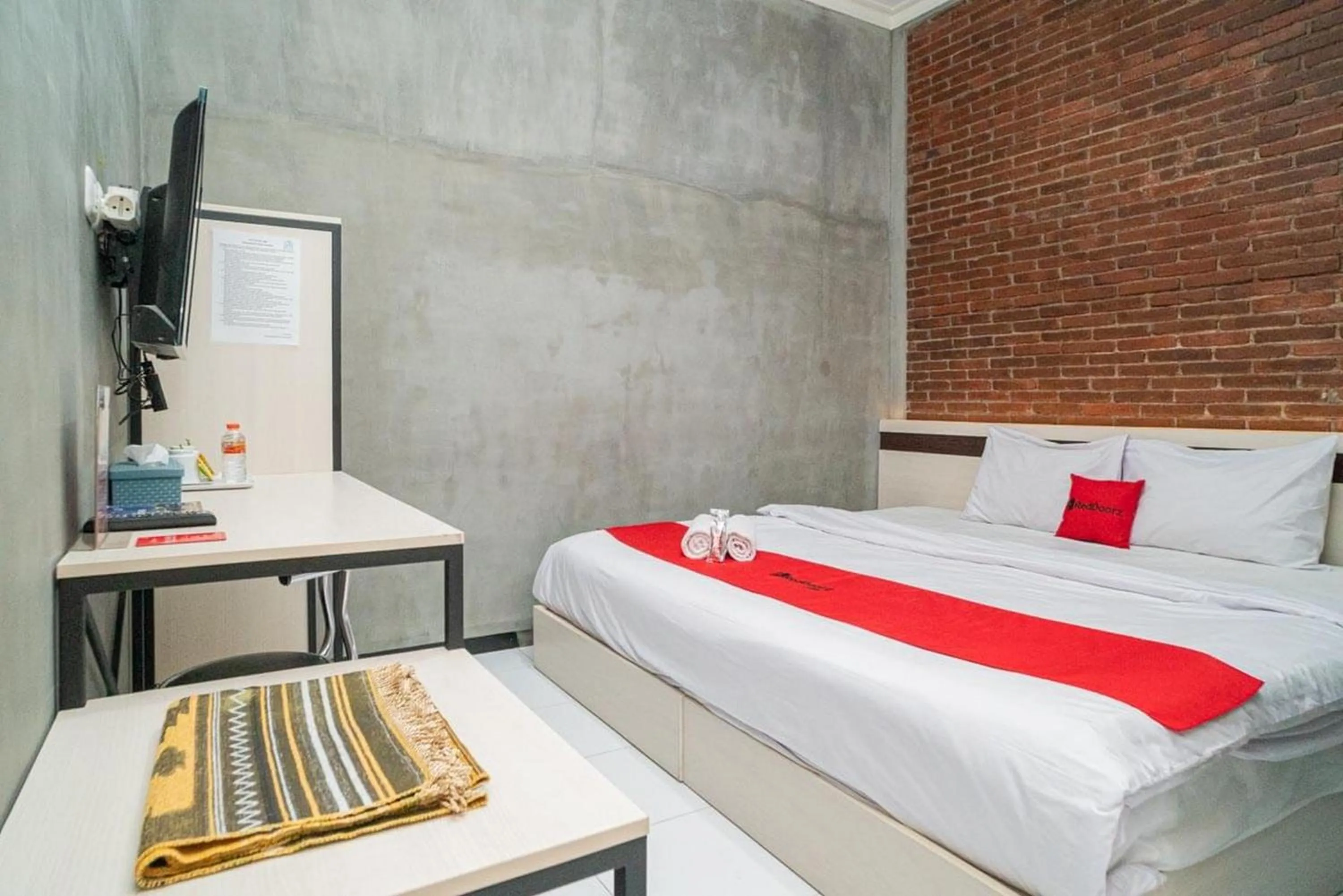 Bedroom, Bed in RedDoorz Syariah At Mitra Guest House