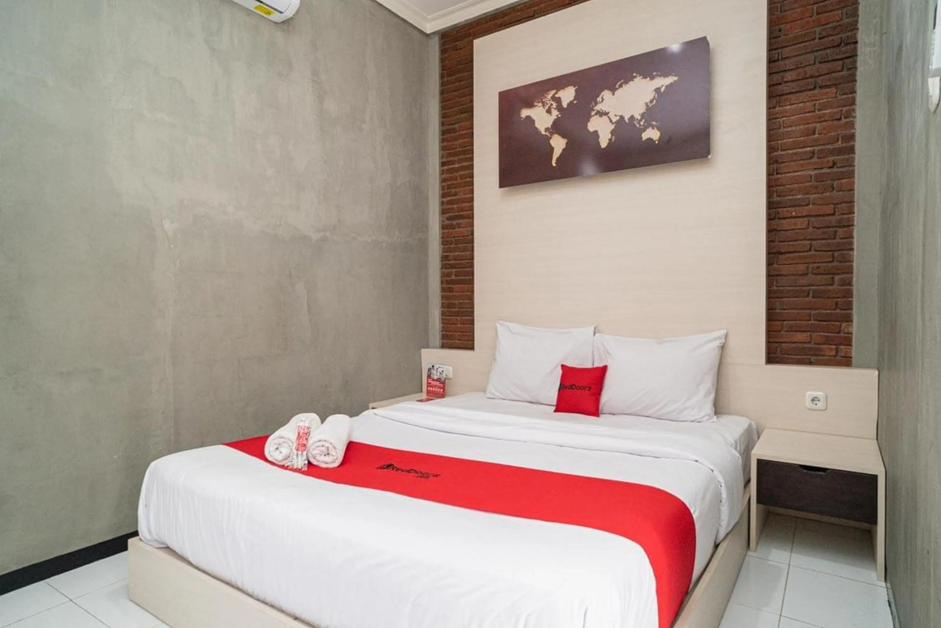 Bedroom, Bed in RedDoorz Syariah At Mitra Guest House