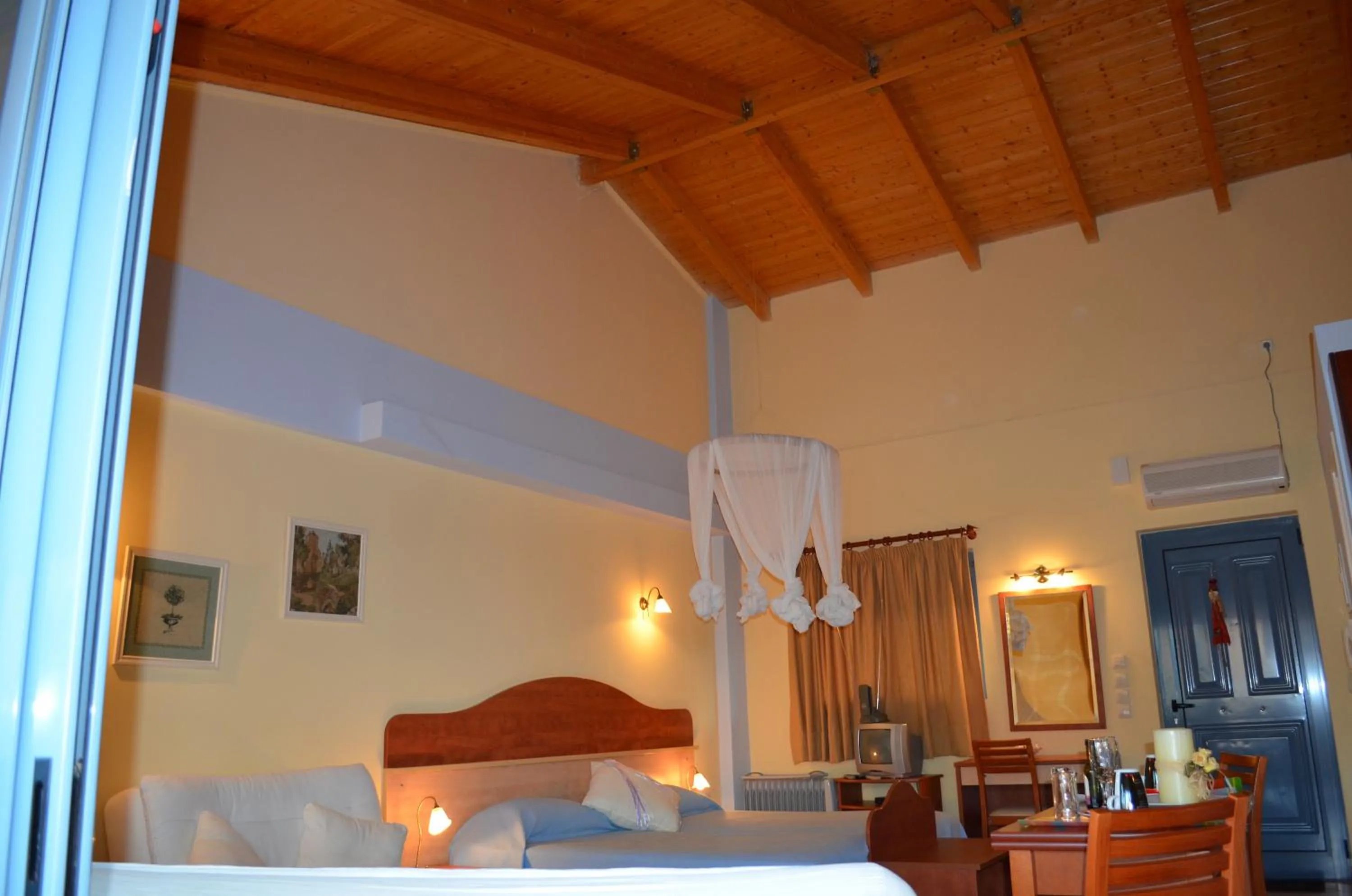 Photo of the whole room, Bed in Ktima Xiliadou