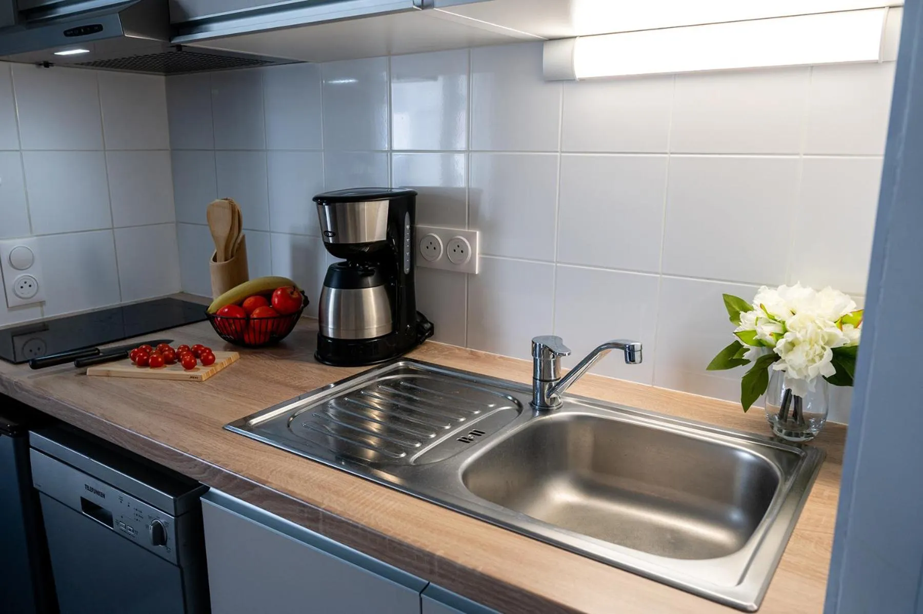 Kitchen or kitchenette in Nemea Appart Hotel Europe Velizy Villacoublay