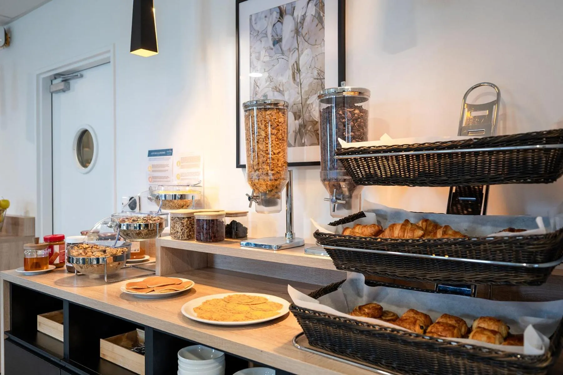 Breakfast in Nemea Appart Hotel Europe Velizy Villacoublay