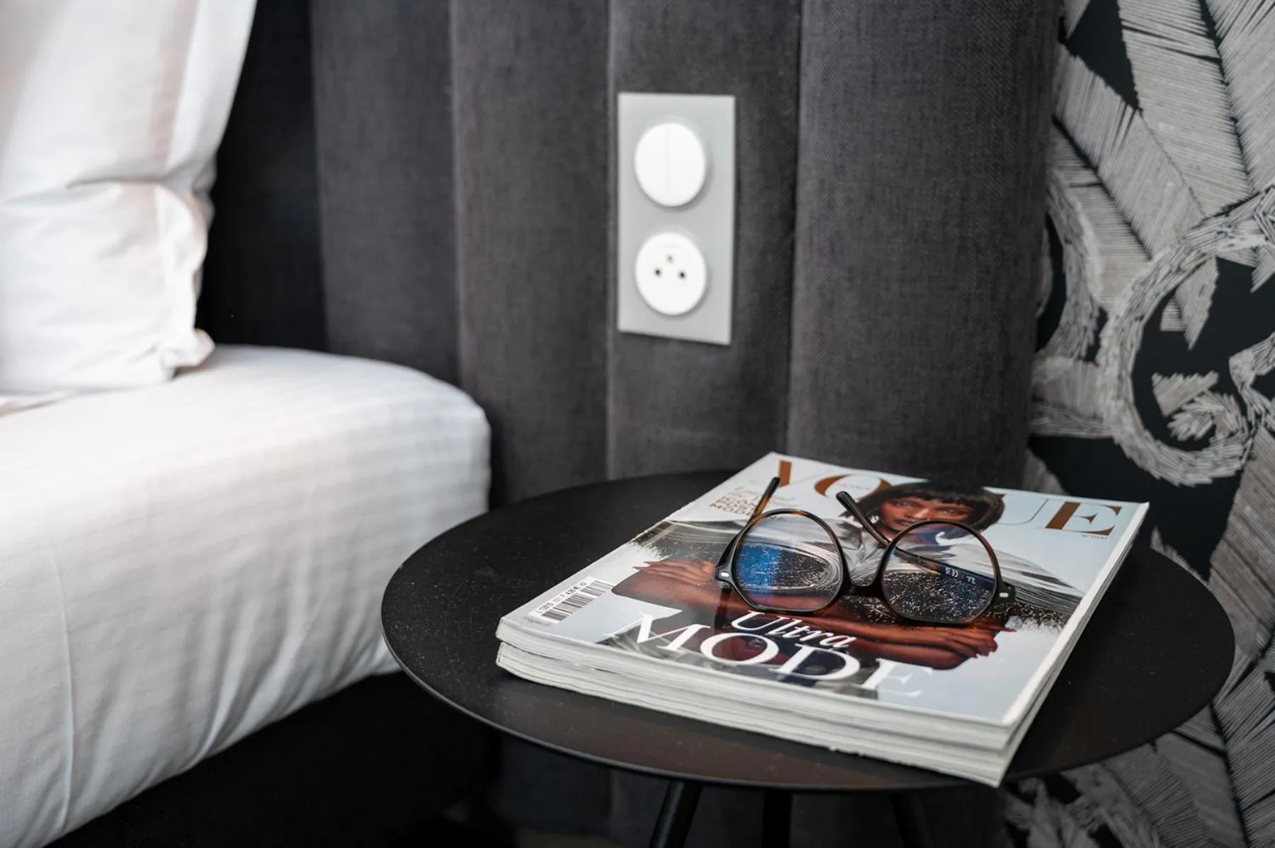 Decorative detail, Bed in Nemea Appart Hotel Europe Velizy Villacoublay